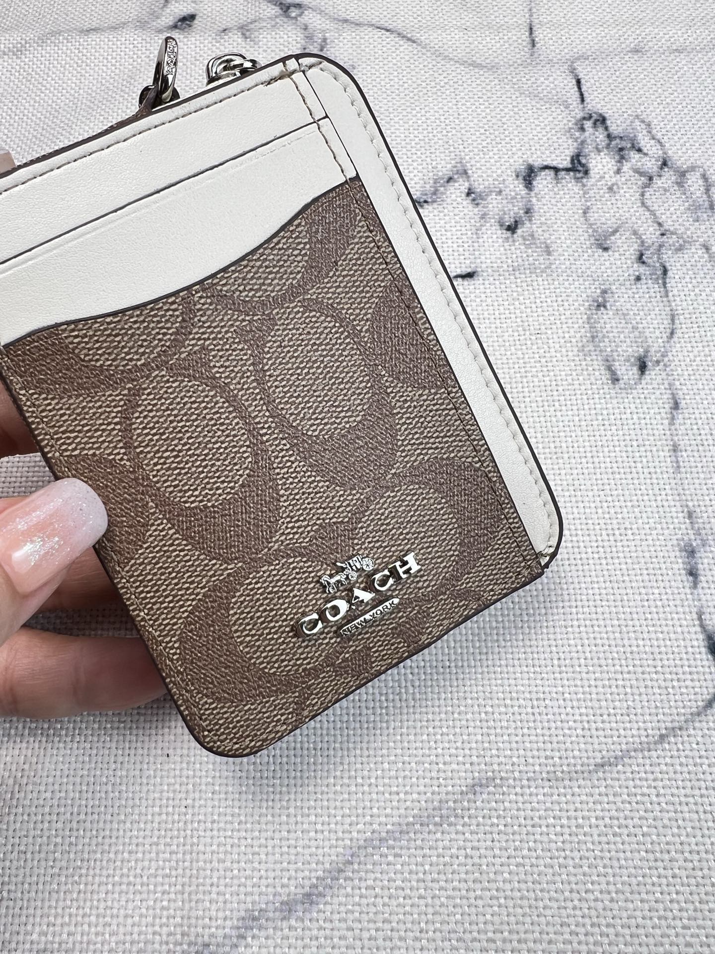 Coach ～Coach 新品 链条小卡包卡其棕配白色C0058正面三个卡位放3-5张卡