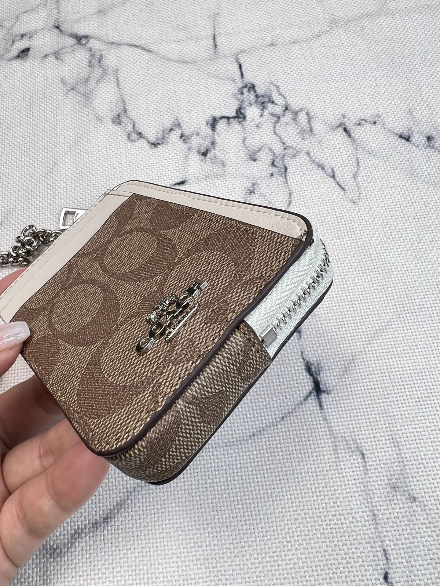 Coach ～Coach 新品 链条小卡包卡其棕配白色C0058正面三个卡位放3-5张卡