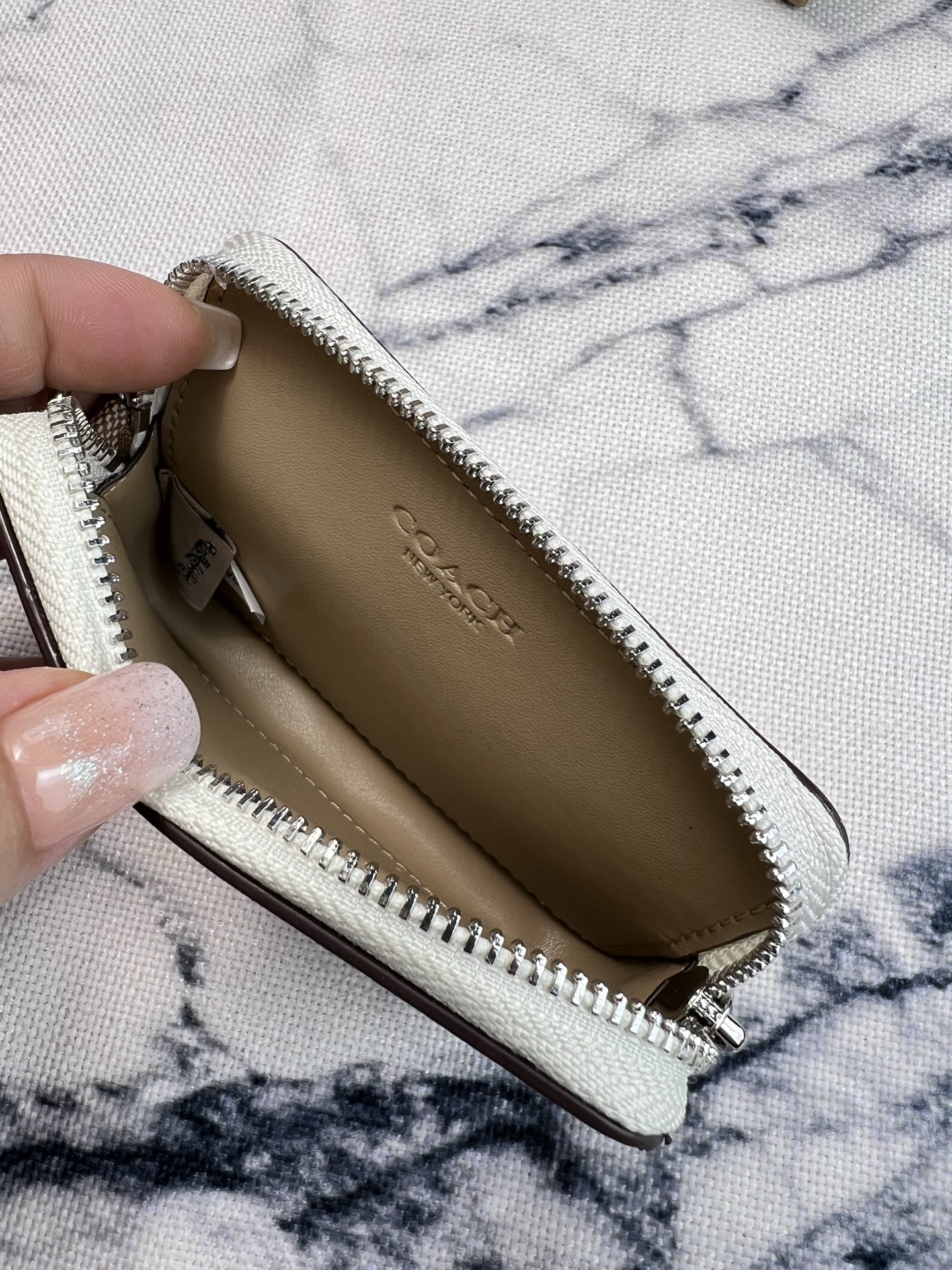 Coach ～Coach 新品 链条小卡包卡其棕配白色C0058正面三个卡位放3-5张卡