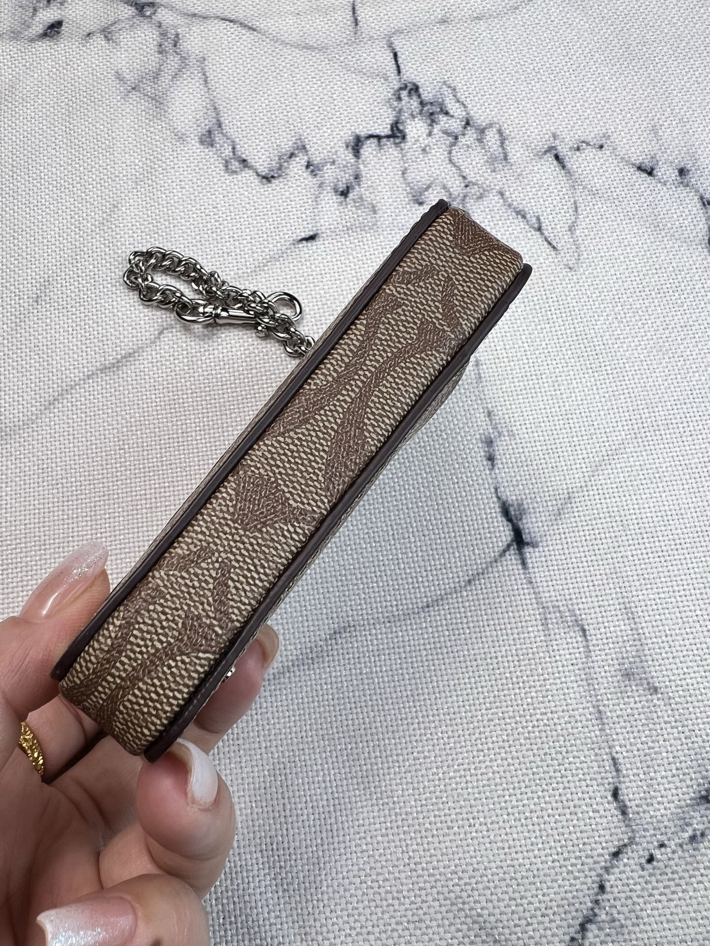 Coach ～Coach 新品 链条小卡包卡其棕配白色C0058正面三个卡位放3-5张卡