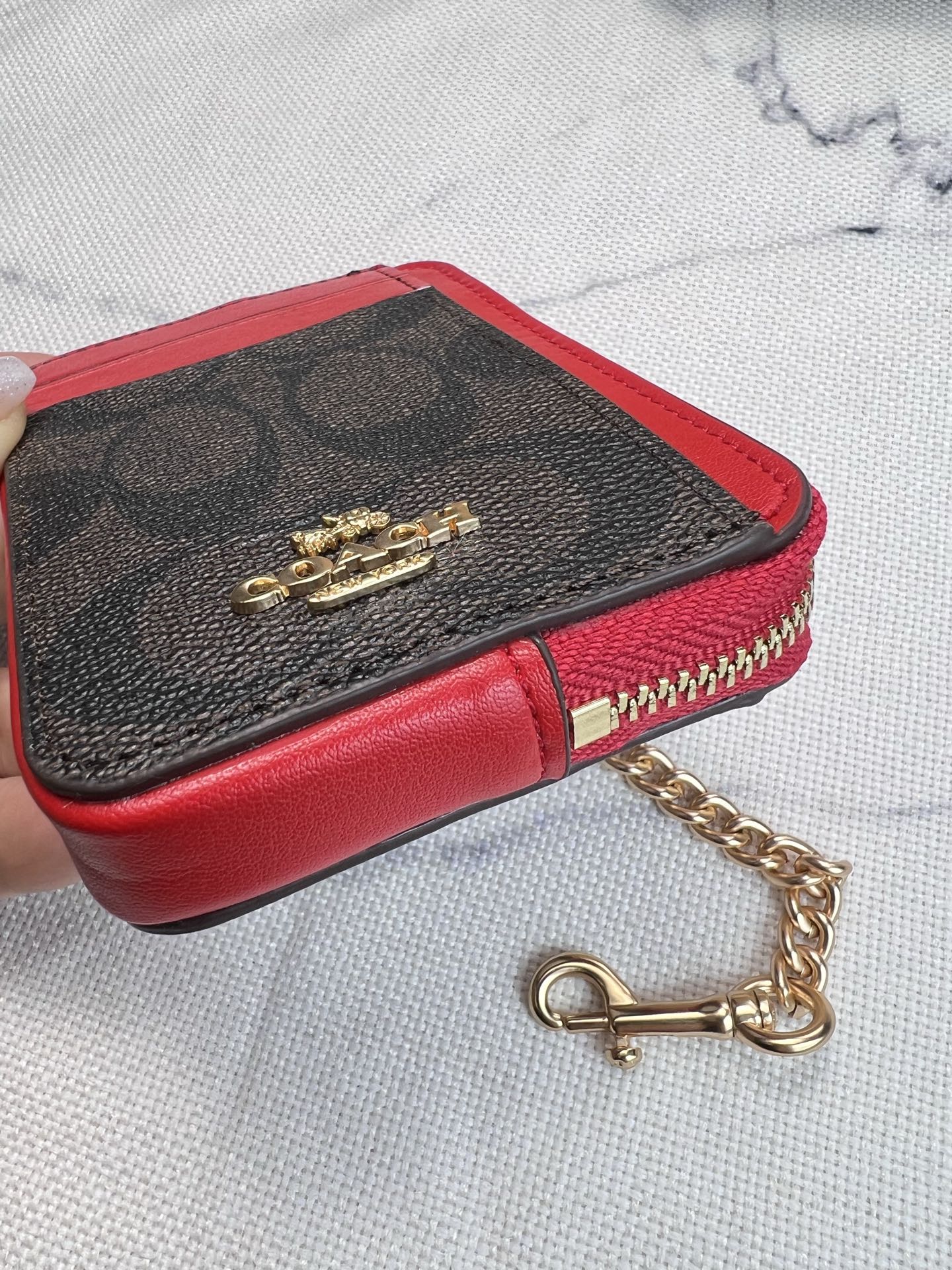Coach ～Coach 新品 链条小卡包咖啡色配大红C0058正面三个卡位放3-5张卡