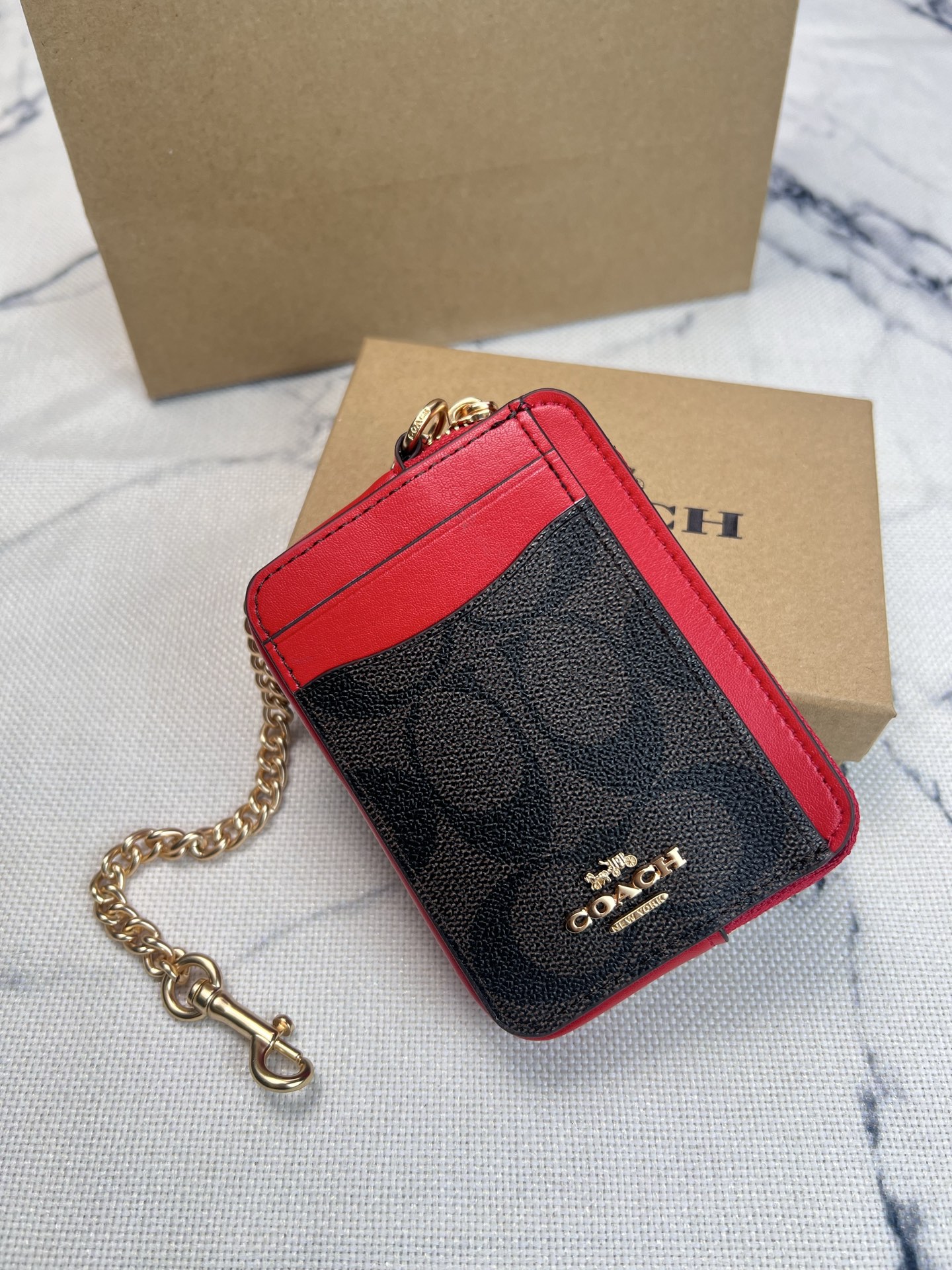 Coach ～Coach 新品 链条小卡包咖啡色配大红C0058正面三个卡位放3-5张卡