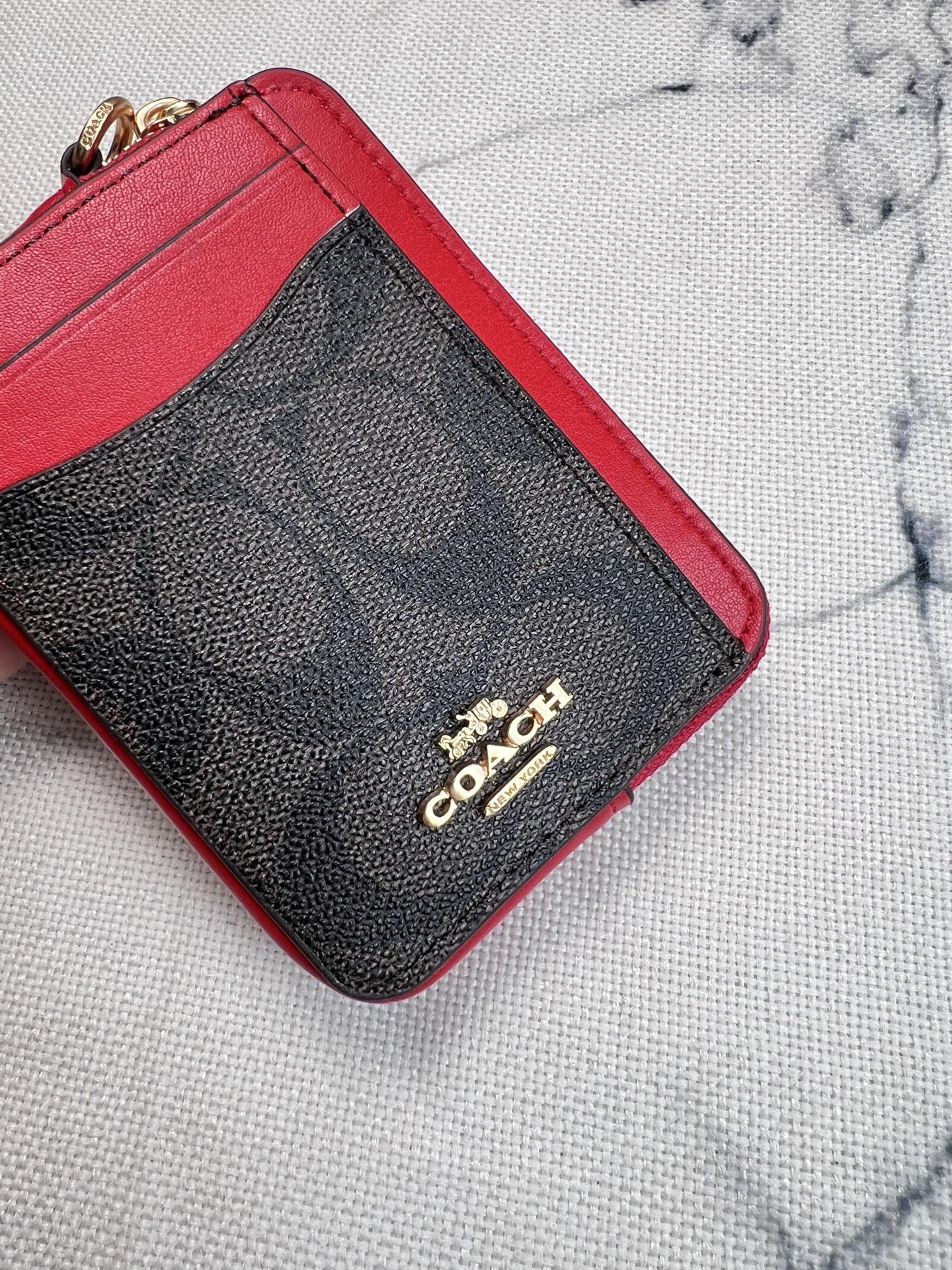 Coach ～Coach 新品 链条小卡包咖啡色配大红C0058正面三个卡位放3-5张卡