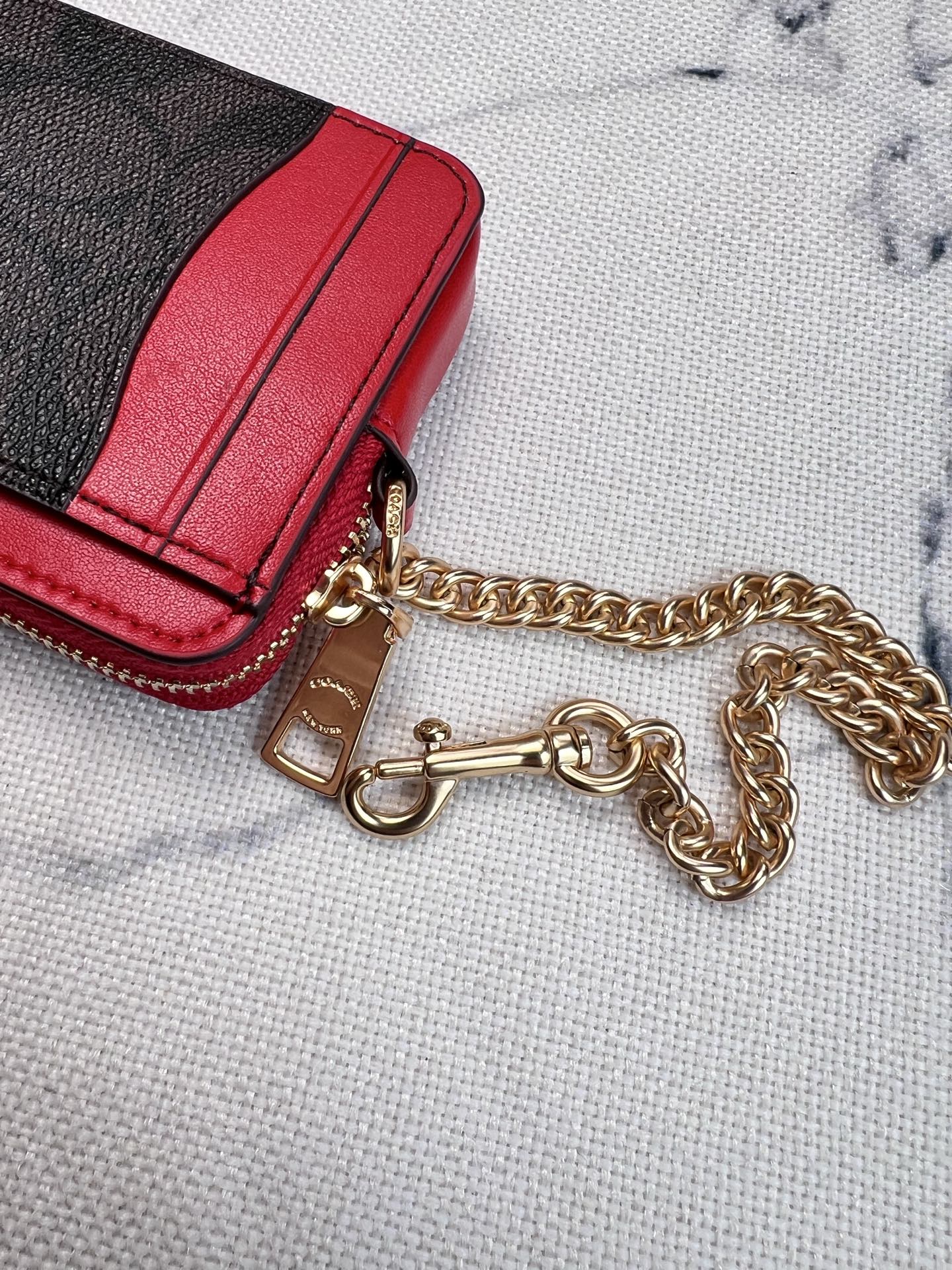 Coach ～Coach 新品 链条小卡包咖啡色配大红C0058正面三个卡位放3-5张卡