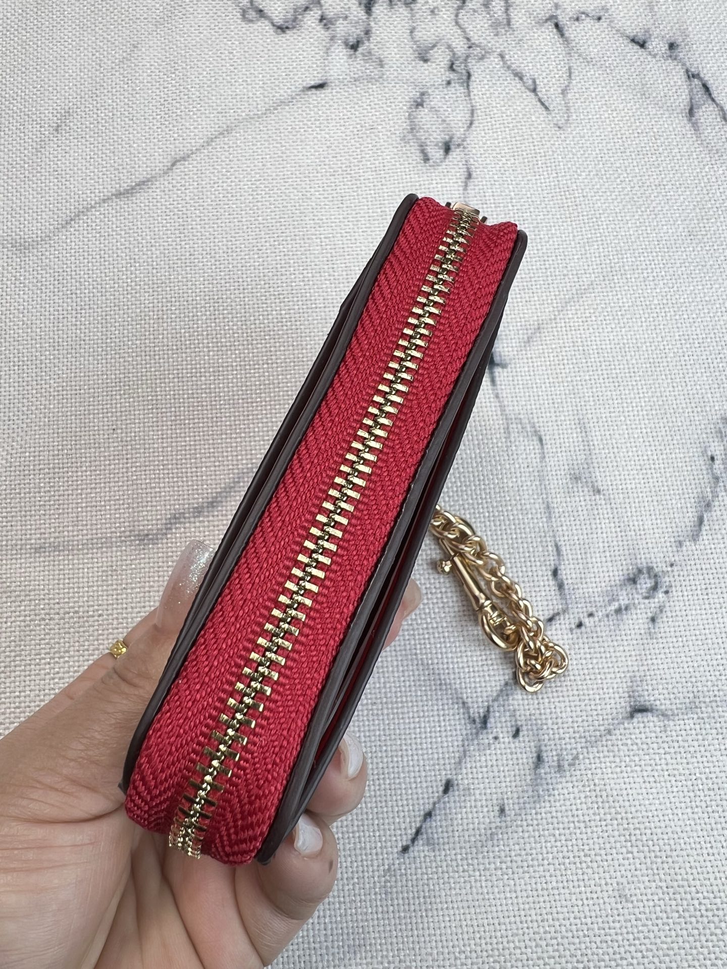 Coach ～Coach 新品 链条小卡包咖啡色配大红C0058正面三个卡位放3-5张卡
