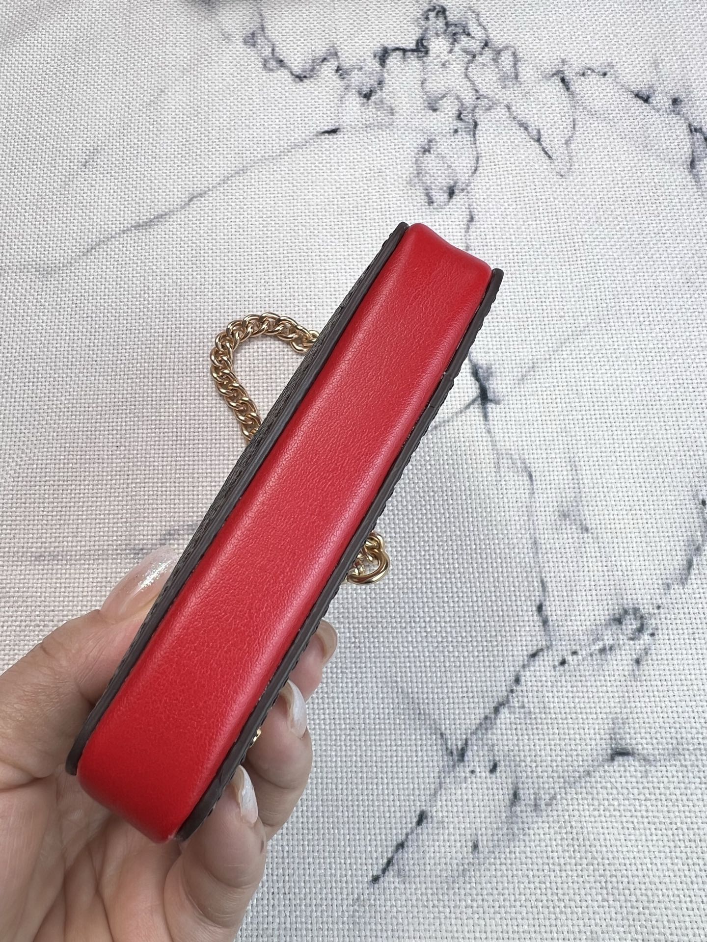 Coach ～Coach 新品 链条小卡包咖啡色配大红C0058正面三个卡位放3-5张卡