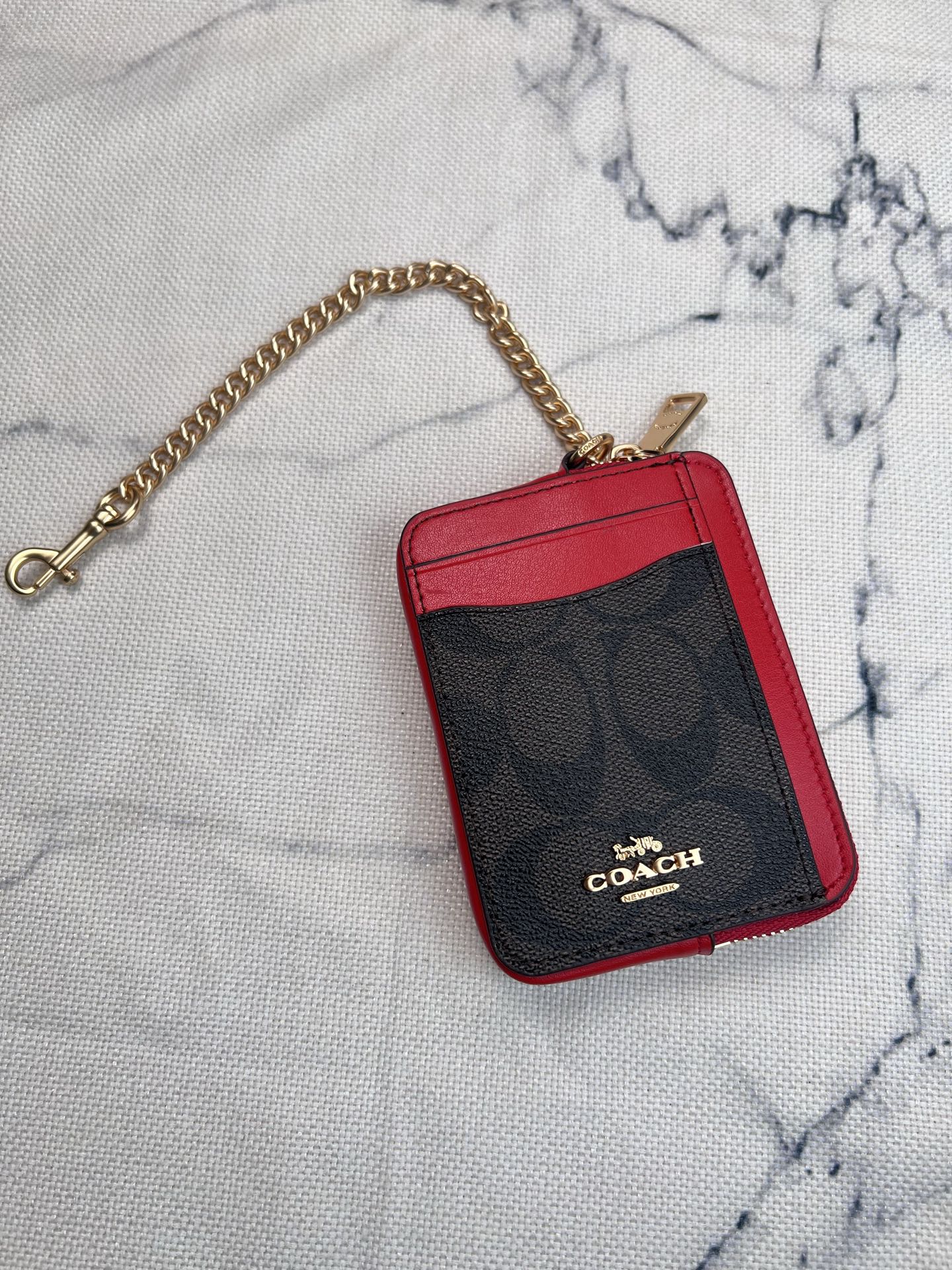 Coach ～Coach 新品 链条小卡包咖啡色配大红C0058正面三个卡位放3-5张卡