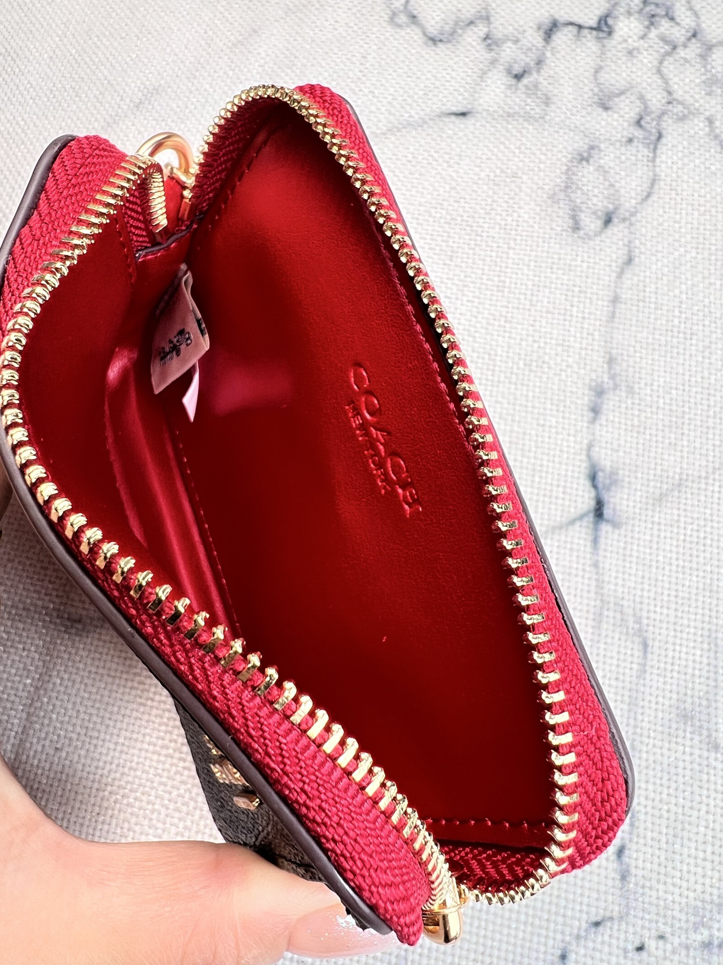 Coach ～Coach 新品 链条小卡包咖啡色配大红C0058正面三个卡位放3-5张卡