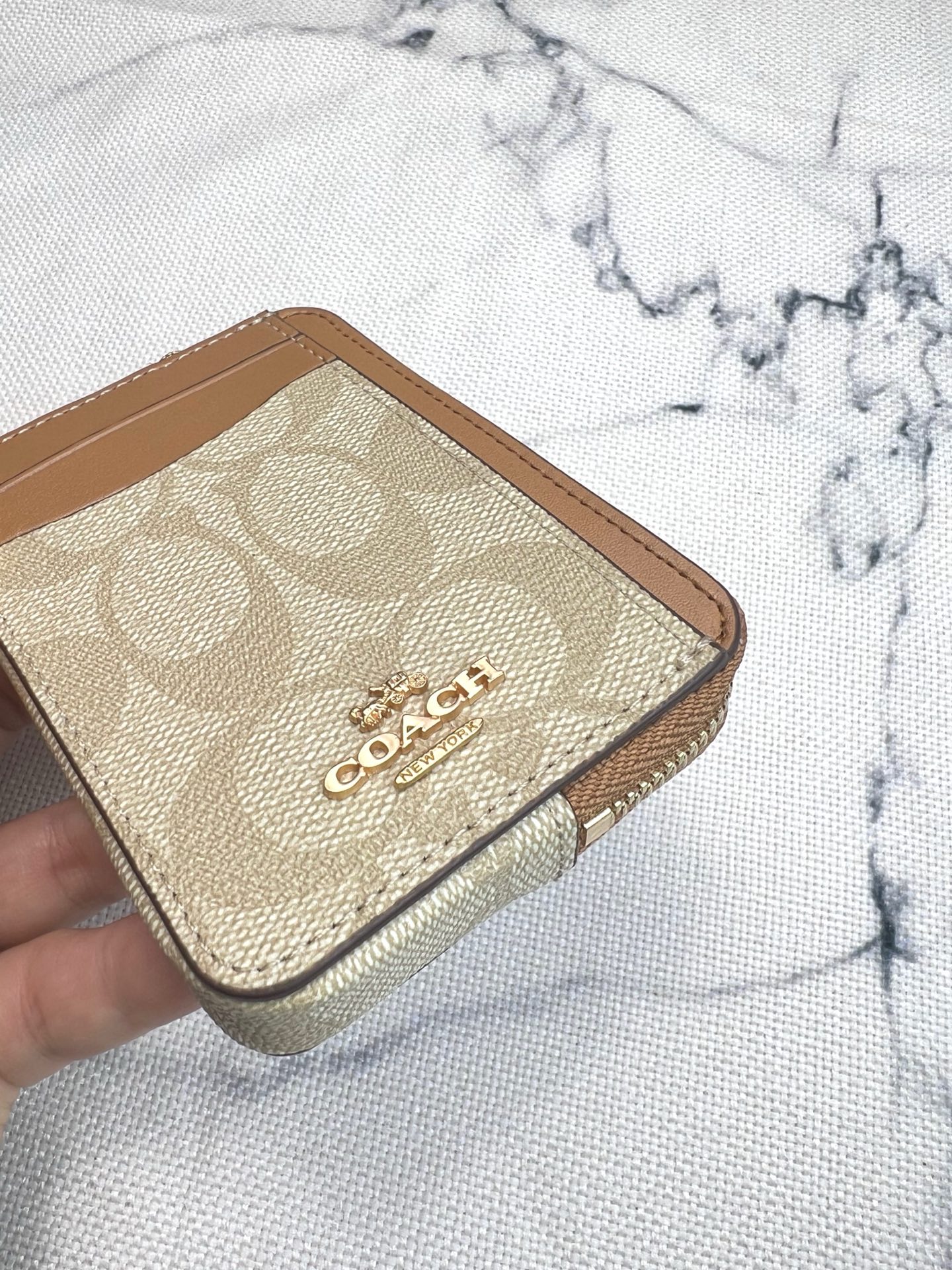 Coach ～Coach 新品 链条小卡包浅色卡其配棕色C0058正面三个卡位放3-5张卡