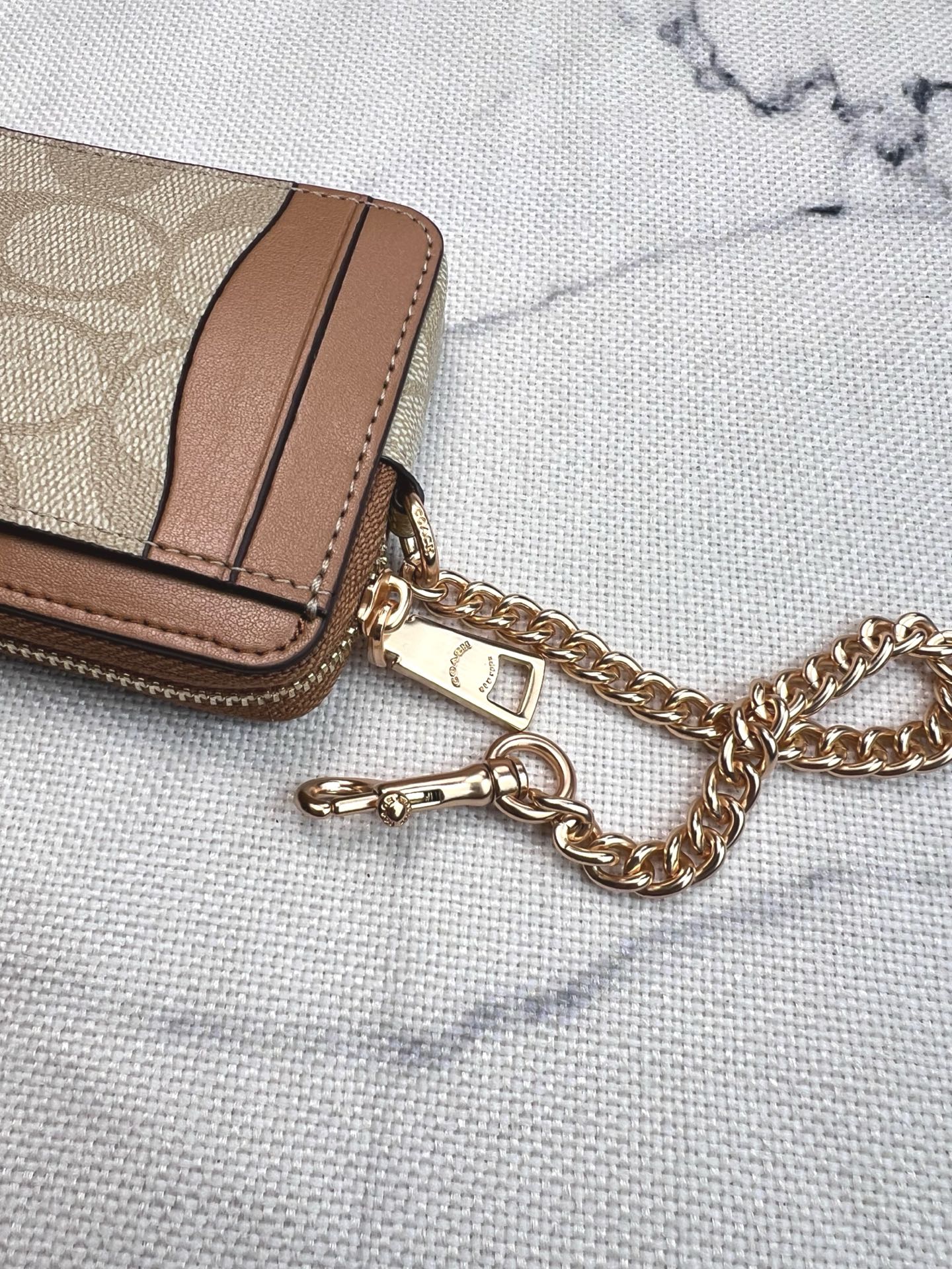 Coach ～Coach 新品 链条小卡包浅色卡其配棕色C0058正面三个卡位放3-5张卡