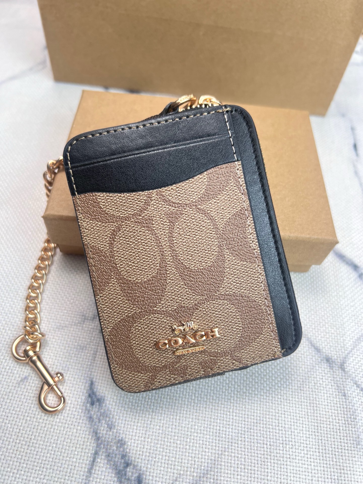 Coach ～Coach 新品 链条小卡包卡其黑配咖啡色C1885正面三个卡位放3-5张卡
