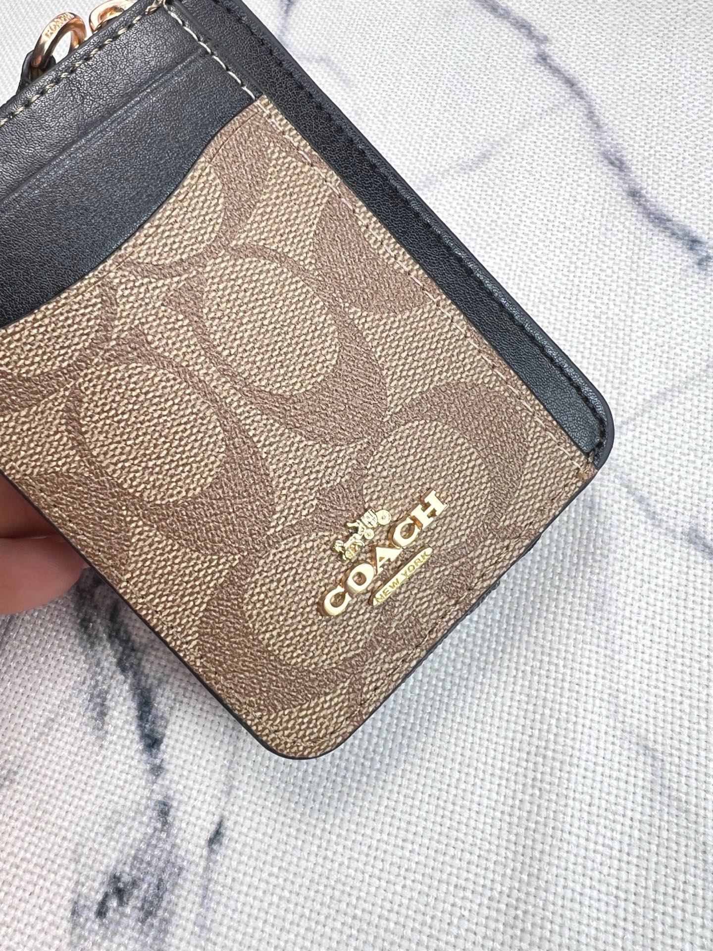 Coach ～Coach 新品 链条小卡包卡其黑配咖啡色C1885正面三个卡位放3-5张卡