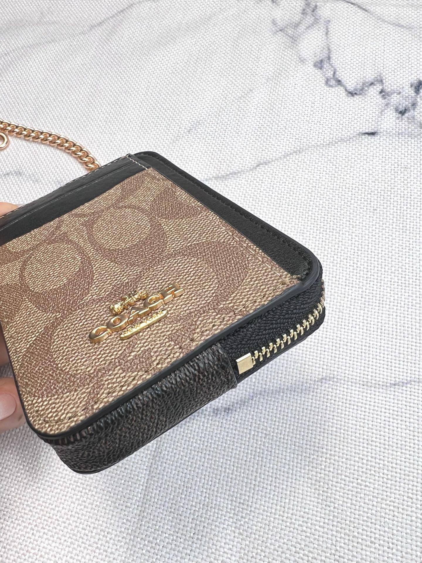 Coach ～Coach 新品 链条小卡包卡其黑配咖啡色C1885正面三个卡位放3-5张卡