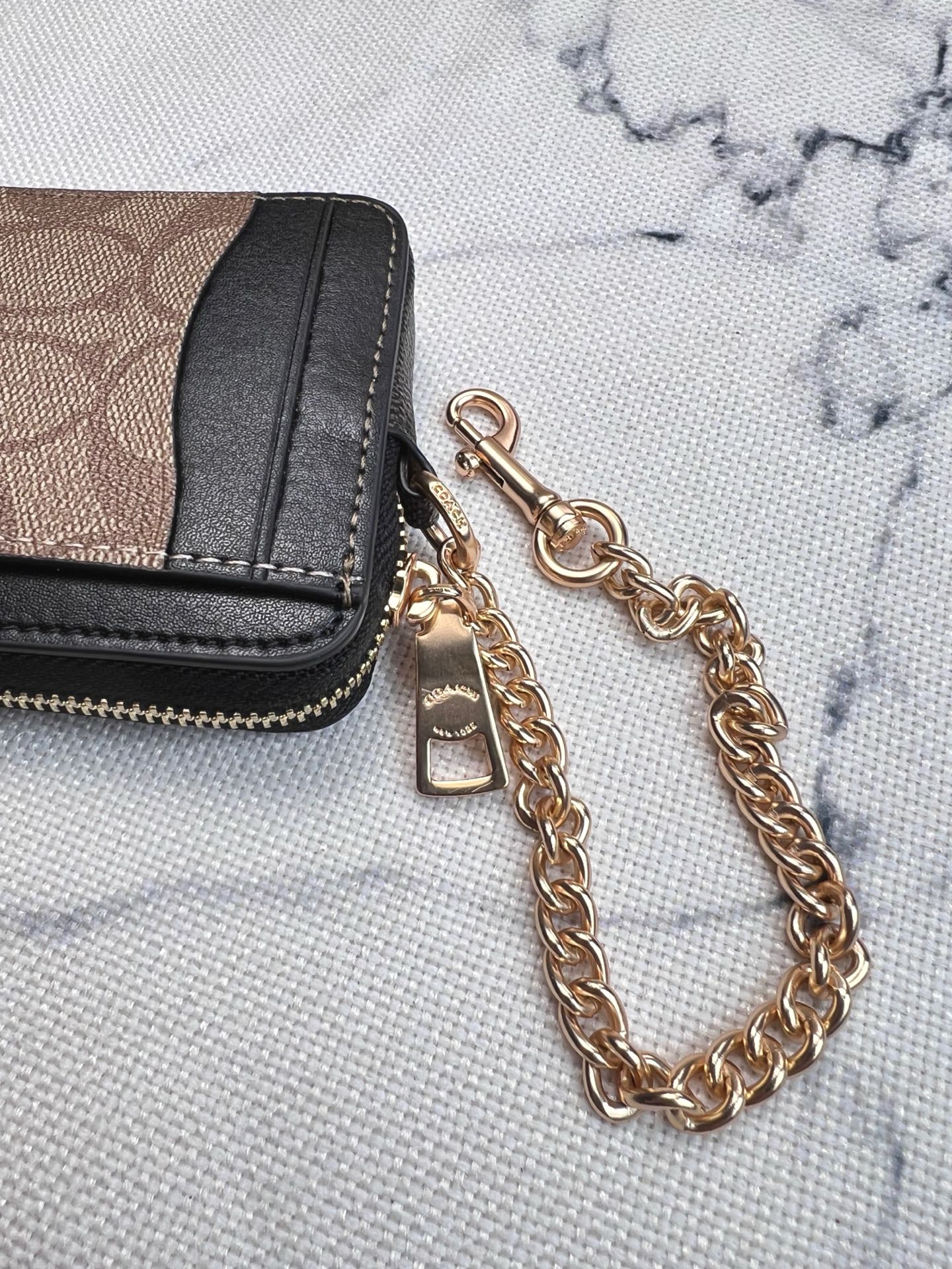 Coach ～Coach 新品 链条小卡包卡其黑配咖啡色C1885正面三个卡位放3-5张卡