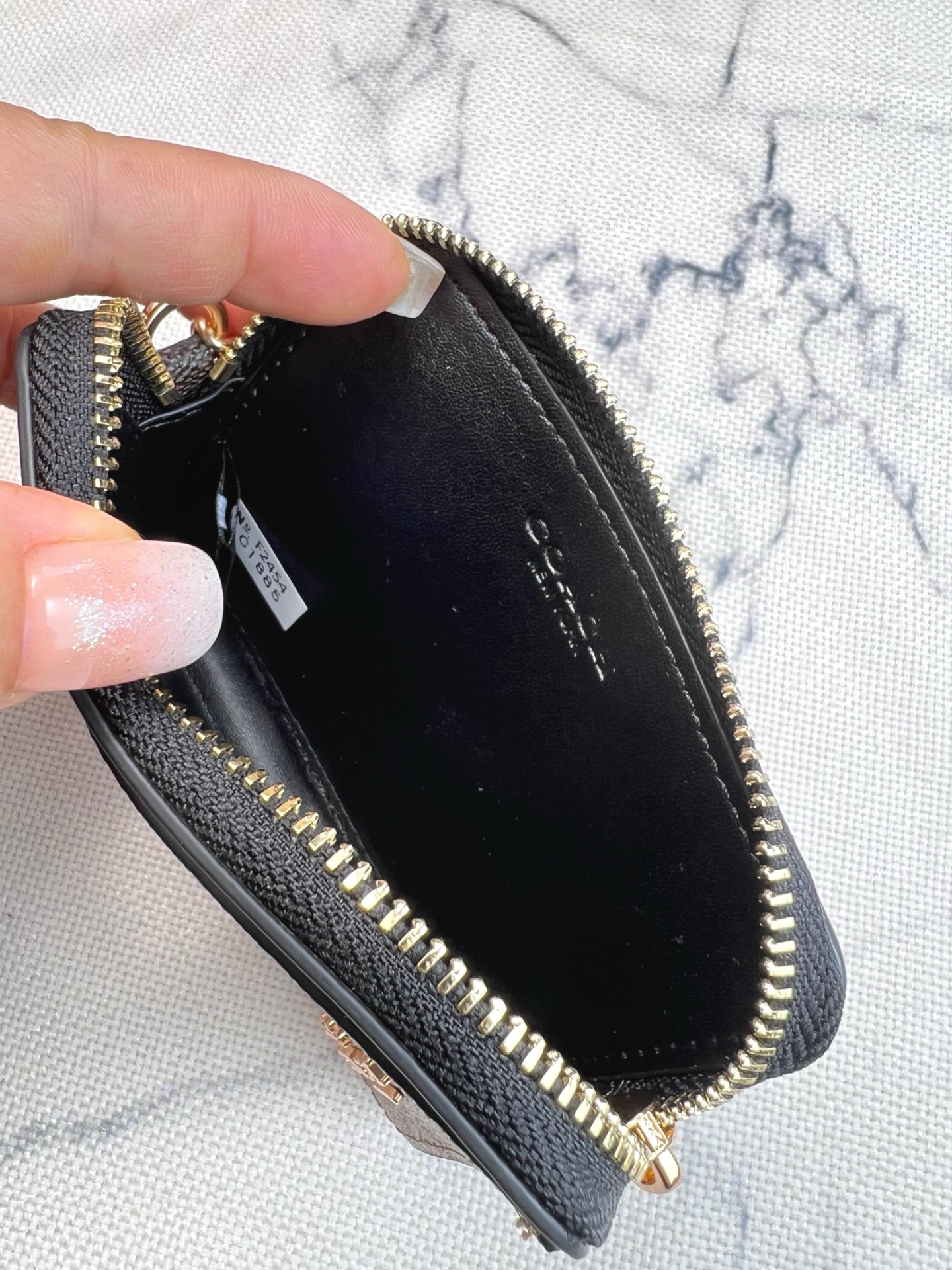 Coach ～Coach 新品 链条小卡包卡其黑配咖啡色C1885正面三个卡位放3-5张卡