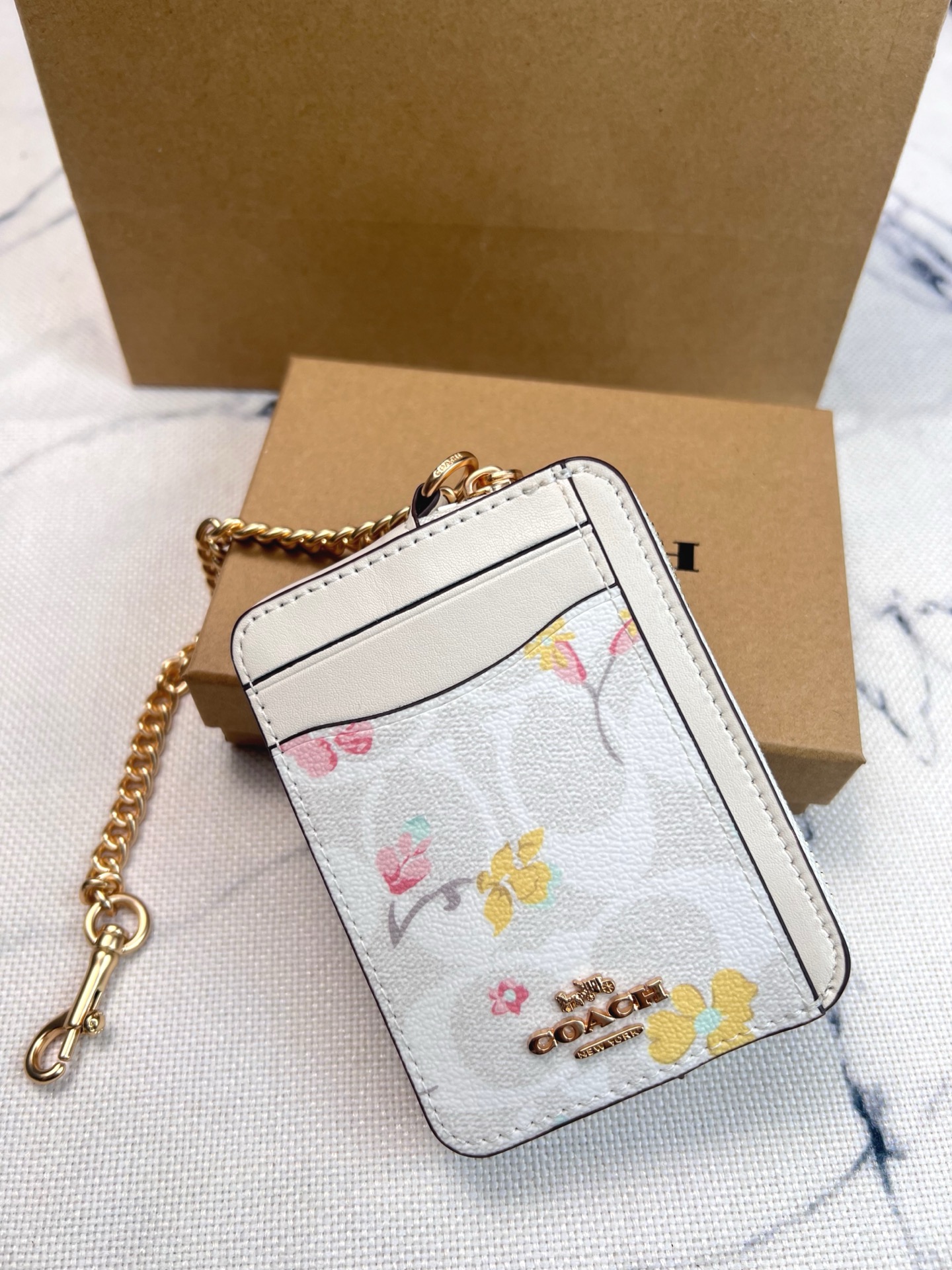 Coach ～Coach 新品 链条小方包皮革花卉印花链条卡包