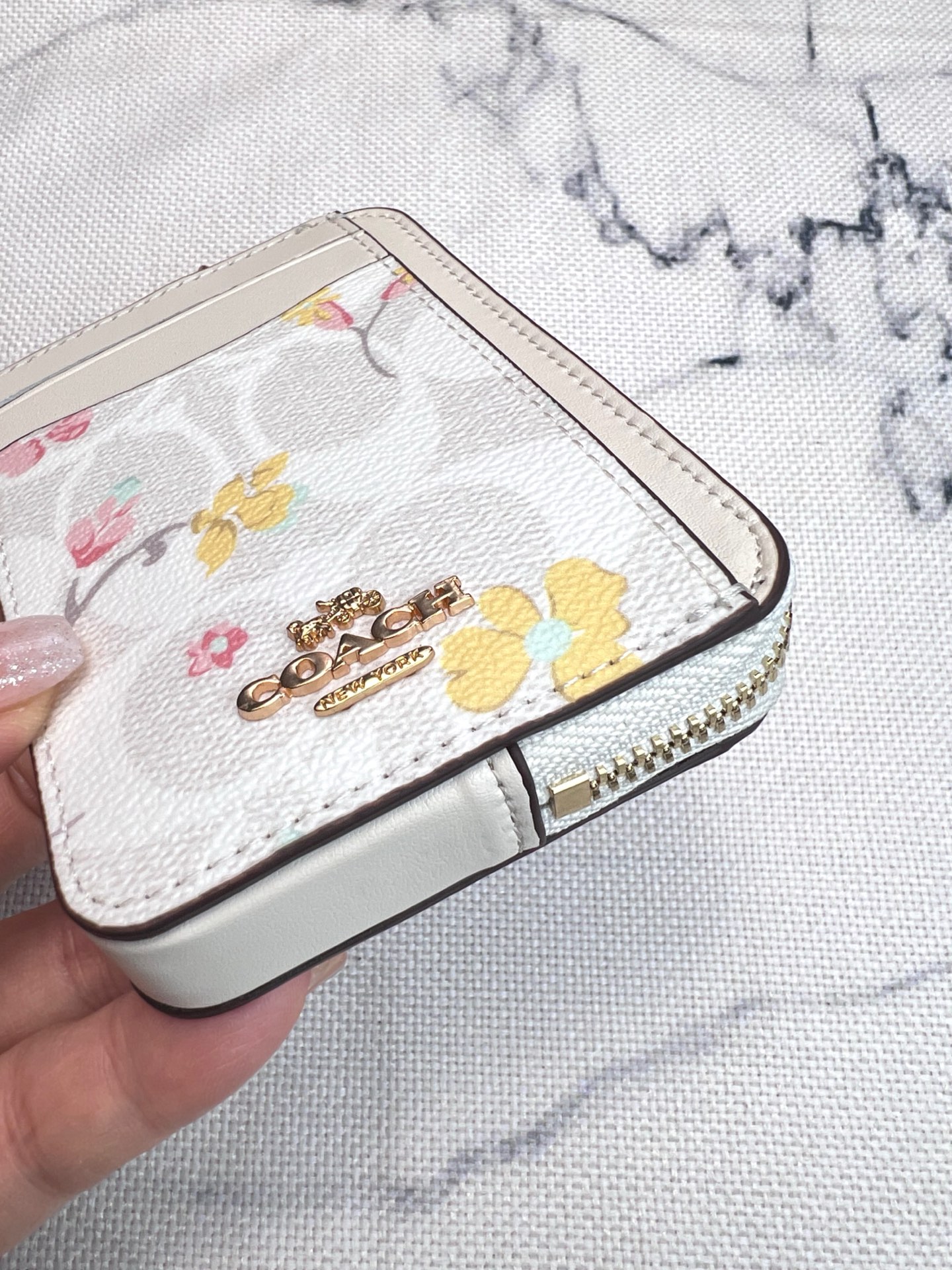 Coach ～Coach 新品 链条小方包皮革花卉印花链条卡包
