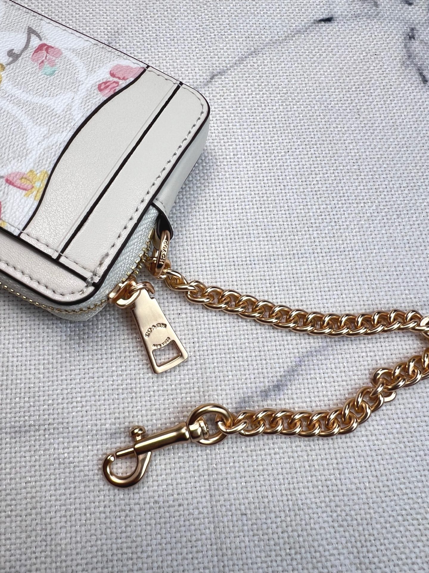 Coach ～Coach 新品 链条小方包皮革花卉印花链条卡包