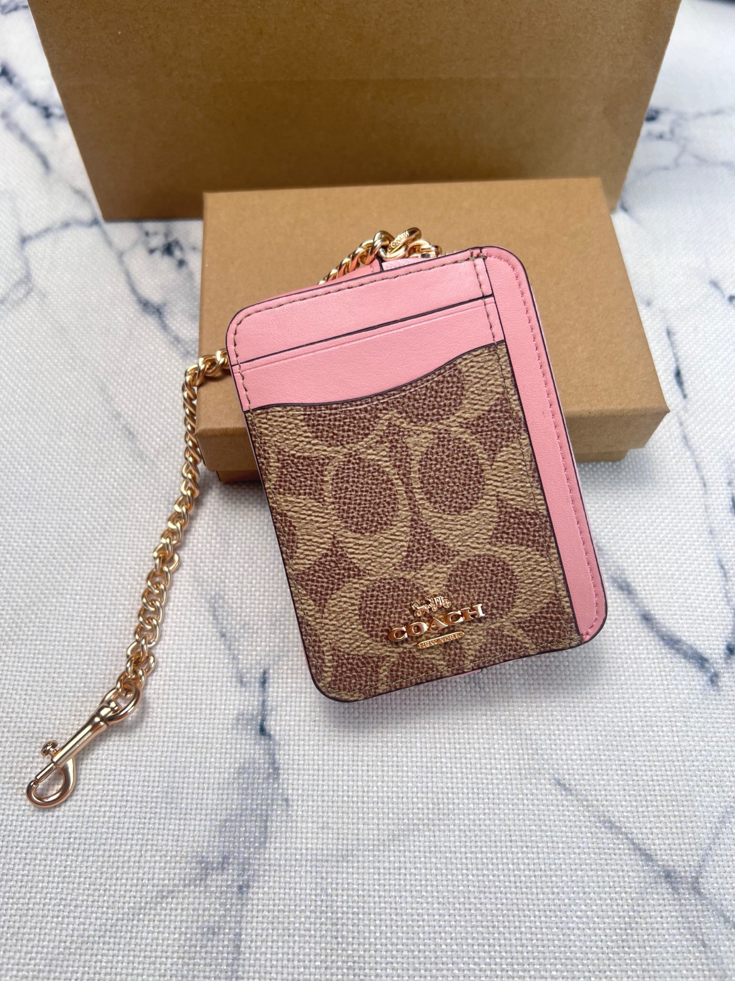 Coach ～Coach 新品 链条小卡包卡棕褐色拼粉色CW883正面三个卡位放3-5张卡