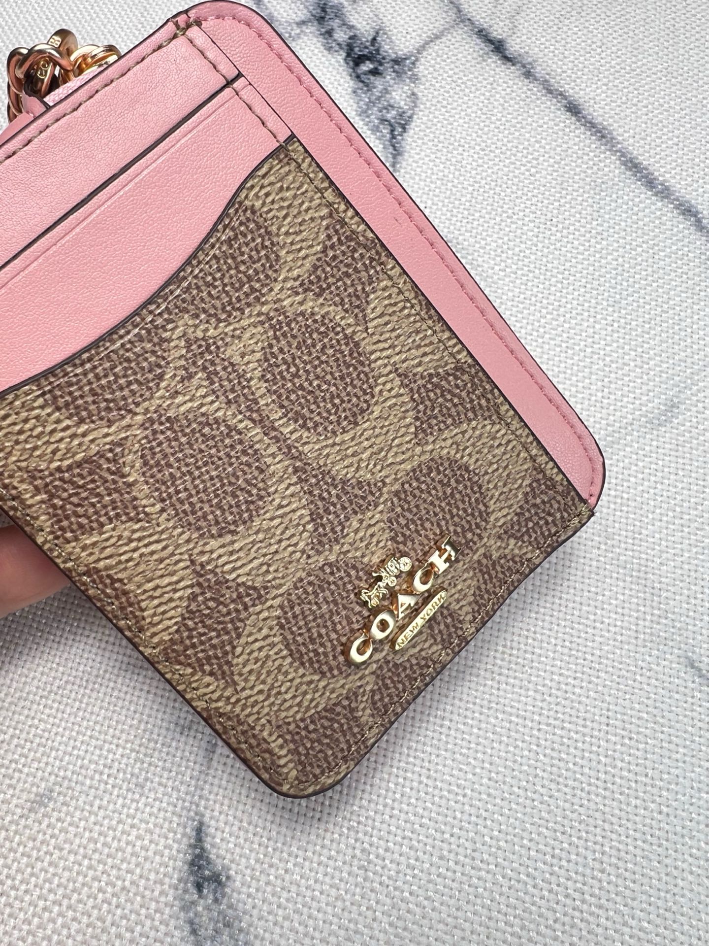 Coach ～Coach 新品 链条小卡包卡棕褐色拼粉色CW883正面三个卡位放3-5张卡