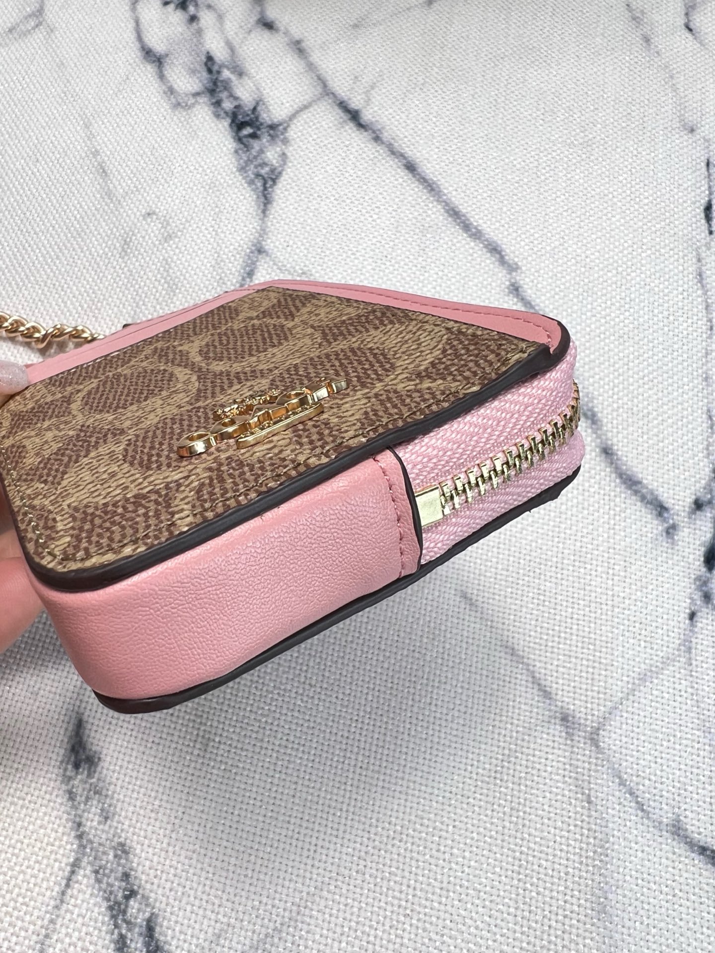 Coach ～Coach 新品 链条小卡包卡棕褐色拼粉色CW883正面三个卡位放3-5张卡