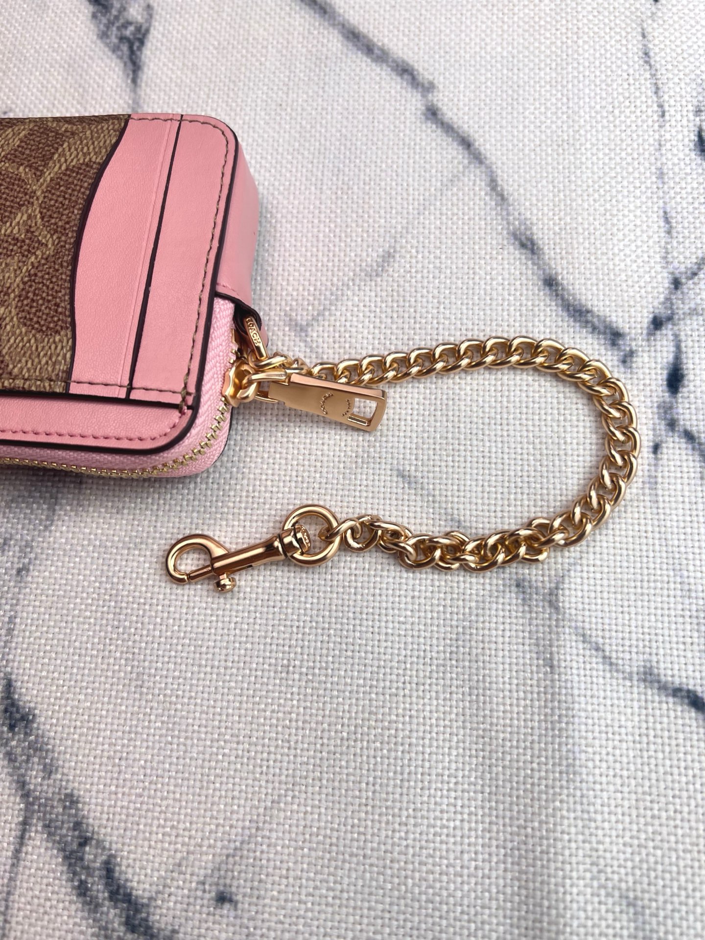 Coach ～Coach 新品 链条小卡包卡棕褐色拼粉色CW883正面三个卡位放3-5张卡
