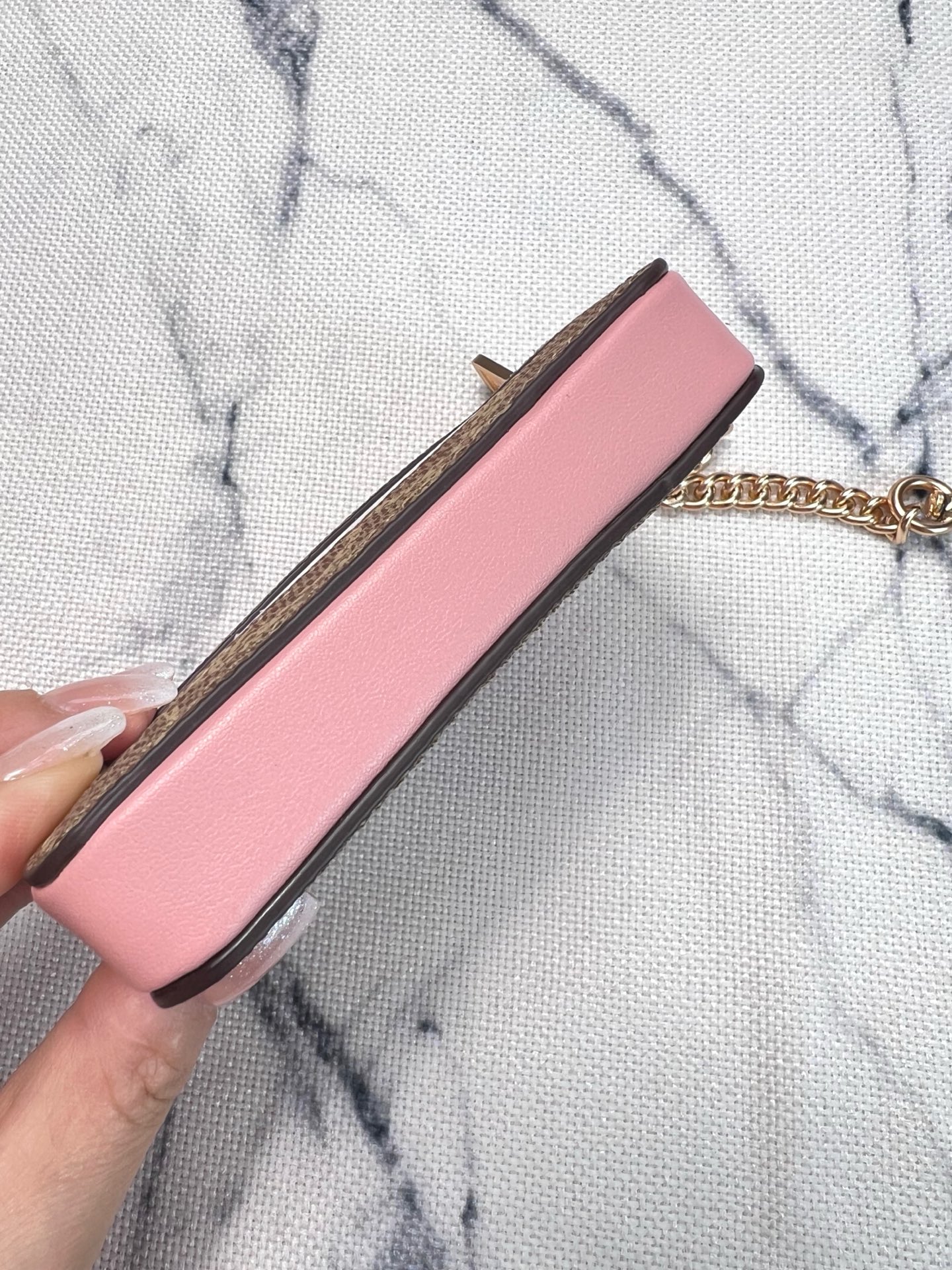 Coach ～Coach 新品 链条小卡包卡棕褐色拼粉色CW883正面三个卡位放3-5张卡