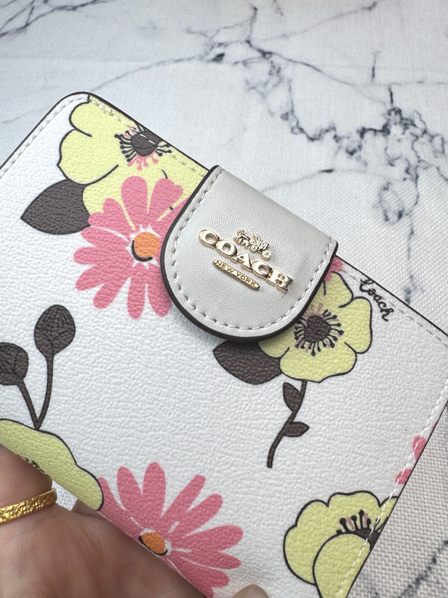 Coach ～COACH蔻驰 CH734金色字母徽标标识印花花卉 牛皮革 手拿包钱包 女款 象牙白女士中长款钱包