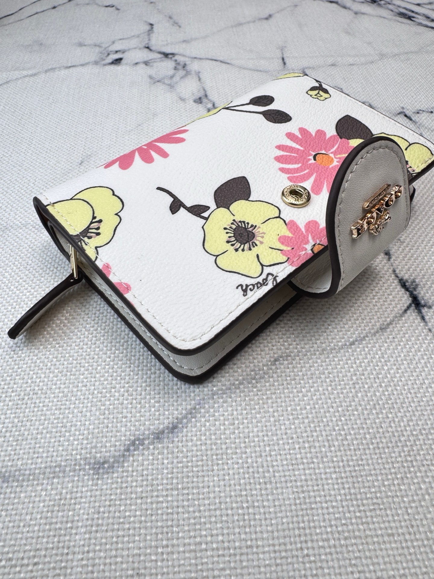 Coach ～COACH蔻驰 CH734金色字母徽标标识印花花卉 牛皮革 手拿包钱包 女款 象牙白女士中长款钱包