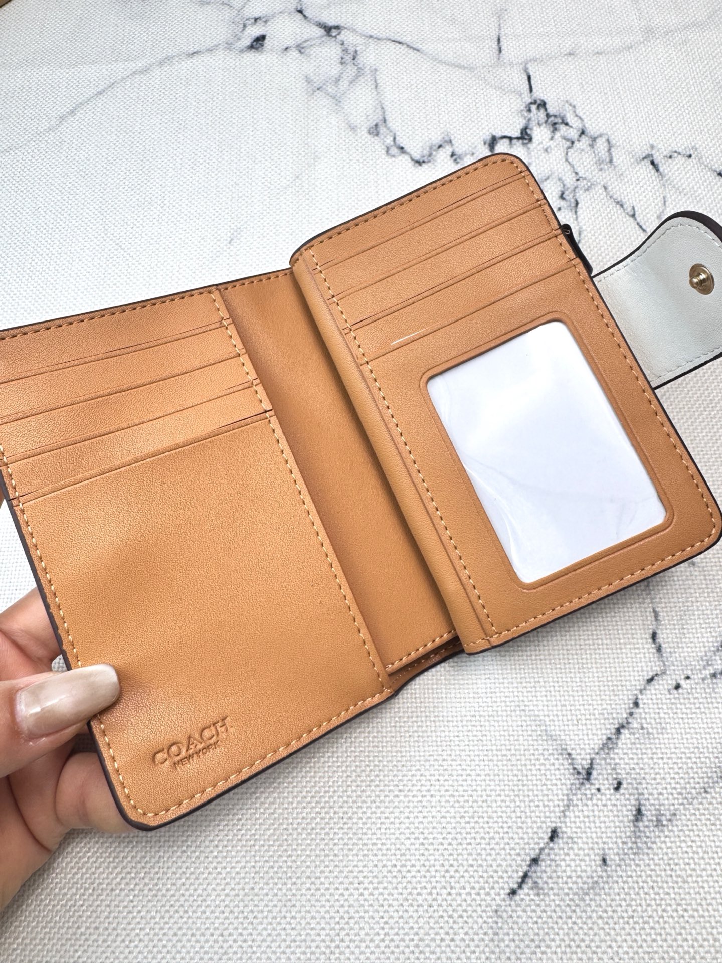 Coach ～COACH蔻驰 CH734金色字母徽标标识印花花卉 牛皮革 手拿包钱包 女款 象牙白女士中长款钱包