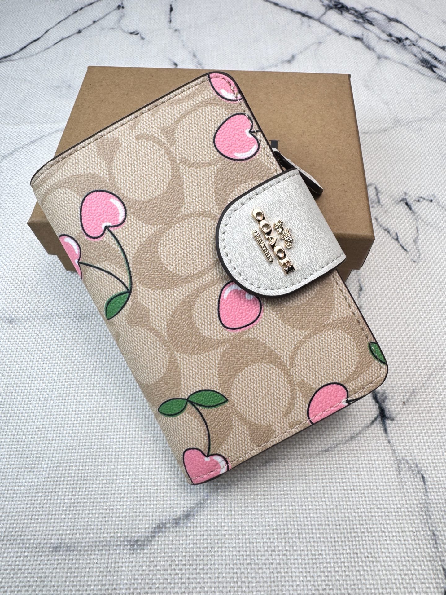Coach ～COACH蔻驰CF401 老花樱桃印花