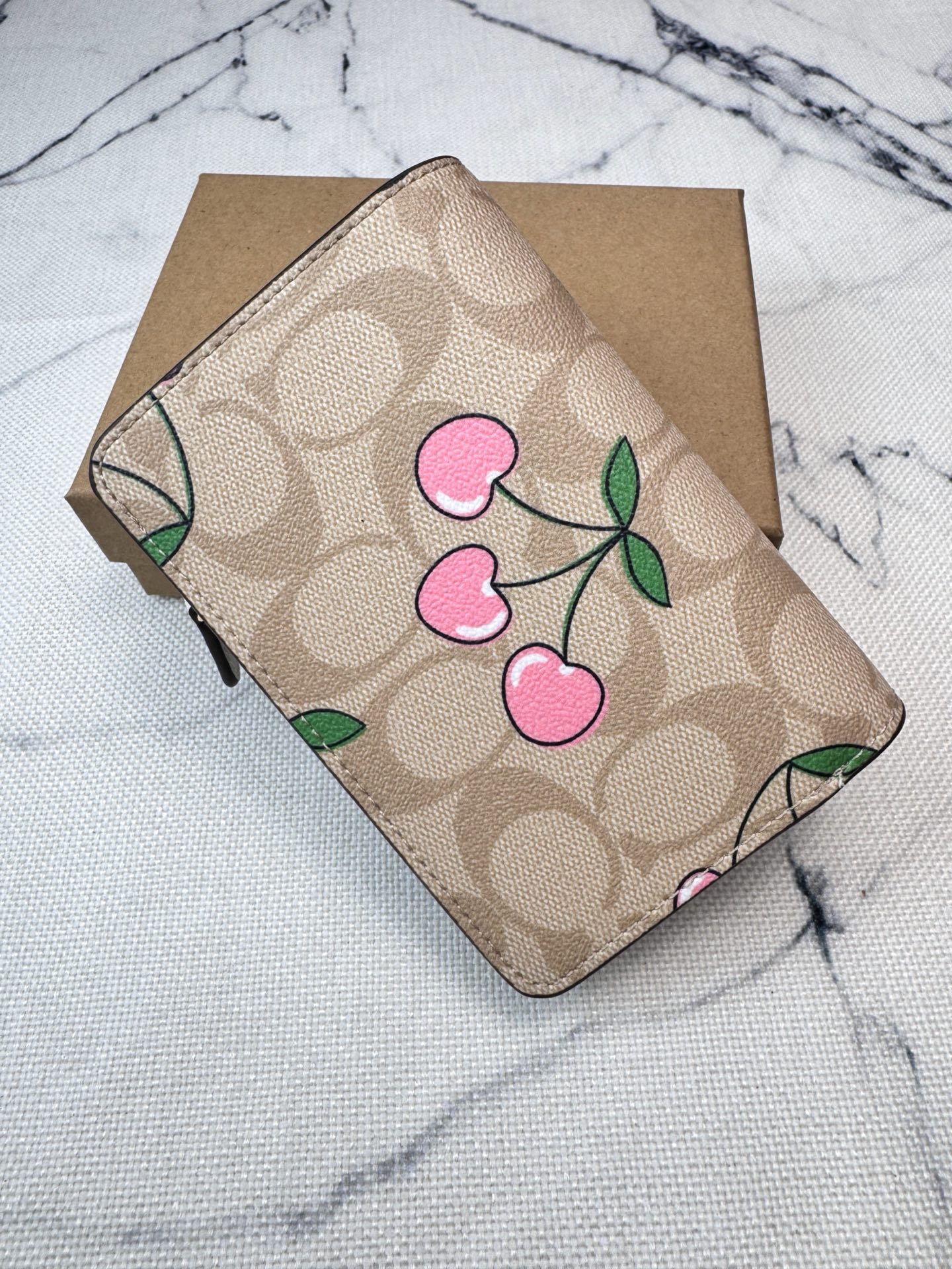 Coach ～COACH蔻驰CF401 老花樱桃印花