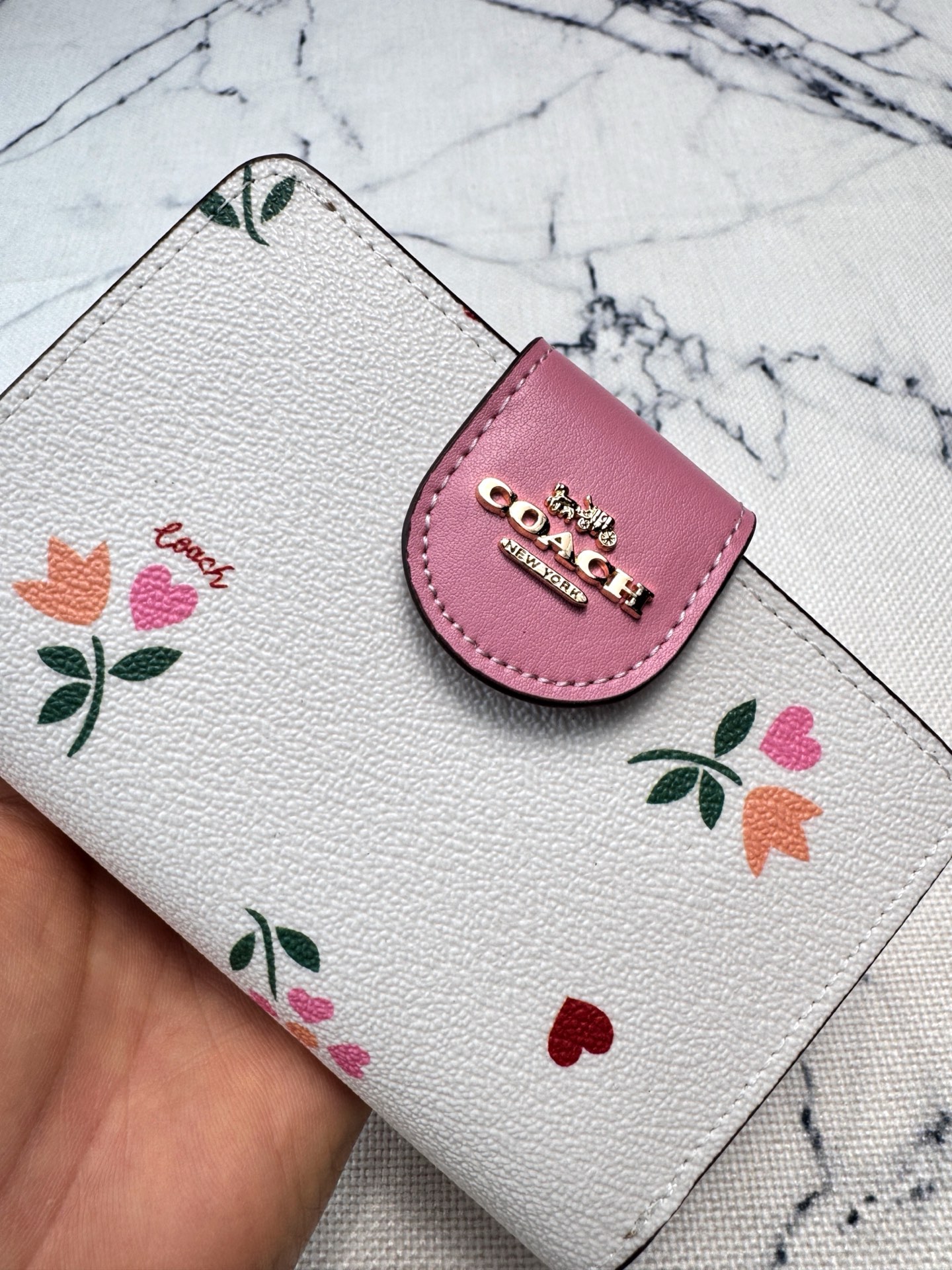 Coach ～COACH蔻驰 C7652 皮革爱心花朵印花折叠横版按扣 皮革 钱包 女款 白粉拼色女士中长款钱包