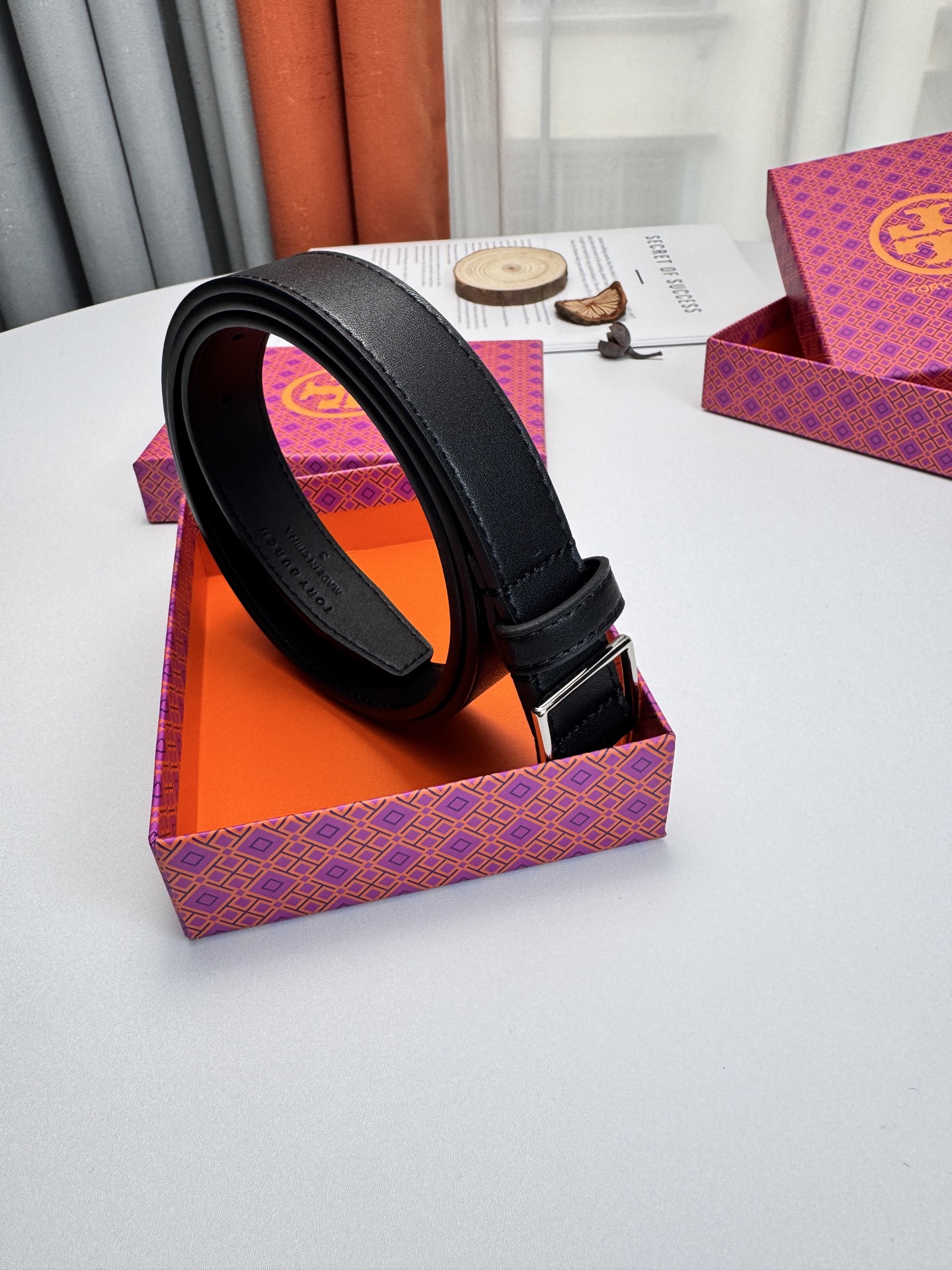 Tory Burch ～新款Tory Burch汤丽柏琦女皮带设计独特：抛光金属精品针扣 简约而不简单