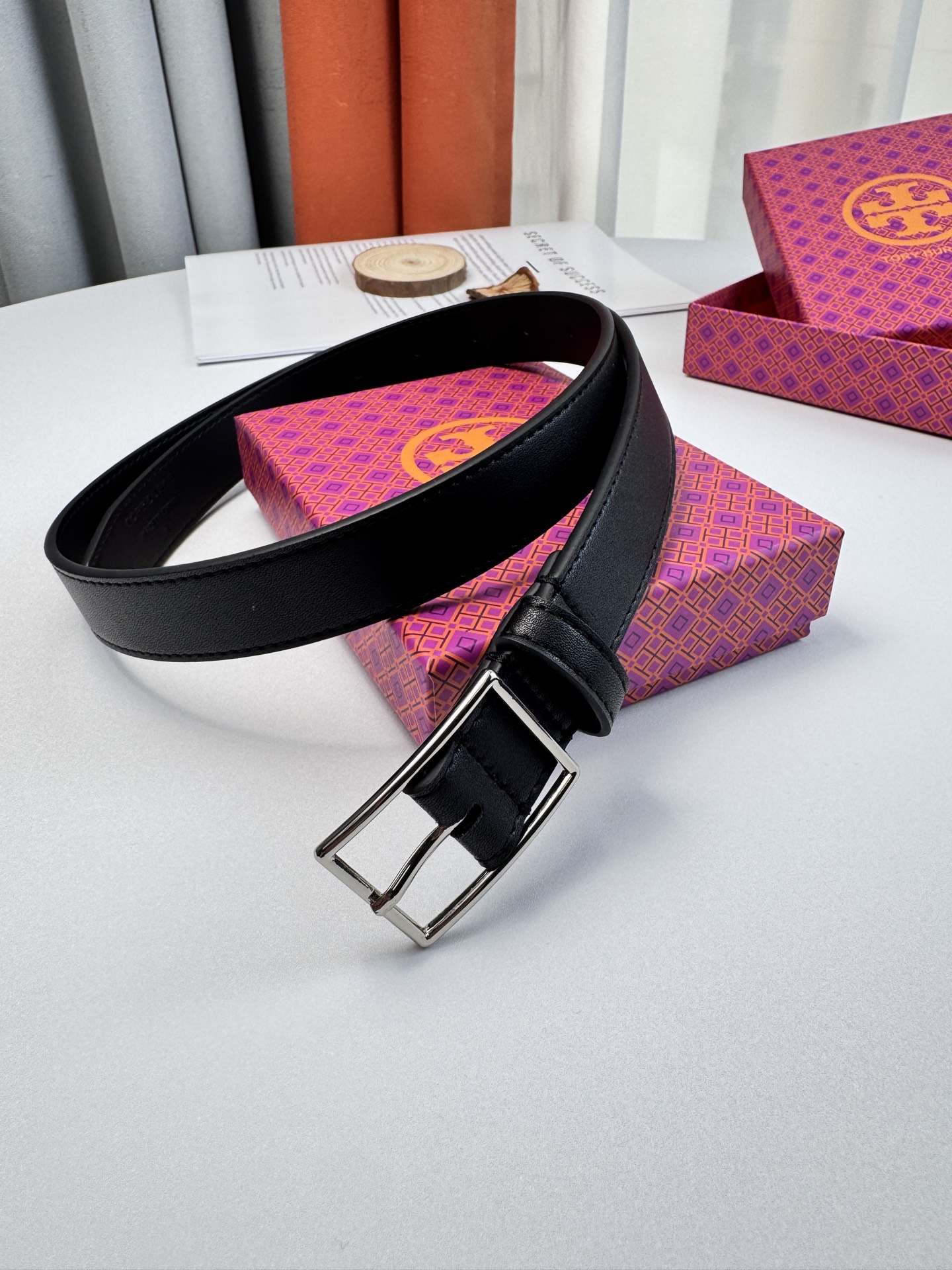 Tory Burch ～新款Tory Burch汤丽柏琦女皮带设计独特：抛光金属精品针扣 简约而不简单