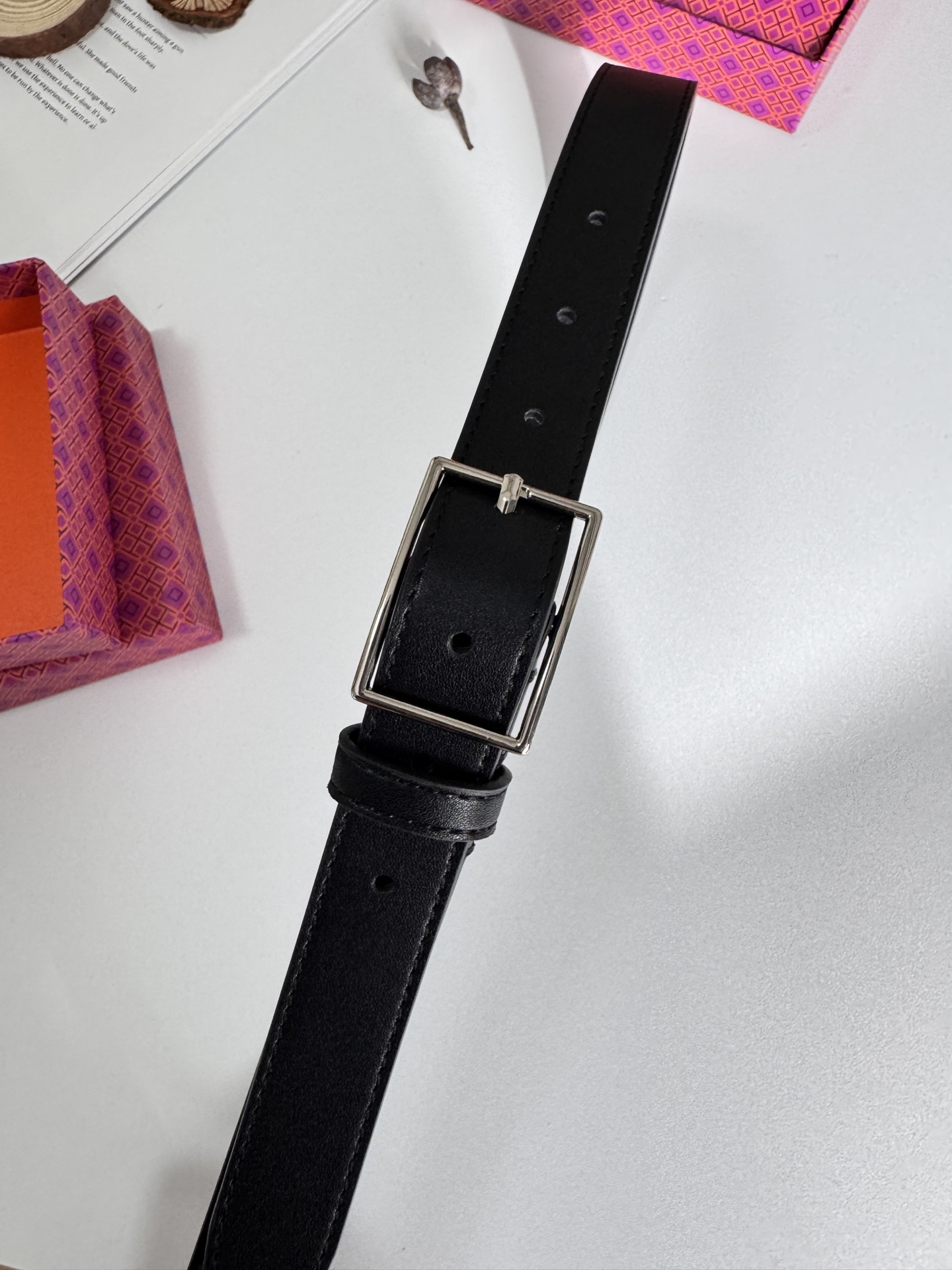 Tory Burch ～新款Tory Burch汤丽柏琦女皮带设计独特：抛光金属精品针扣 简约而不简单