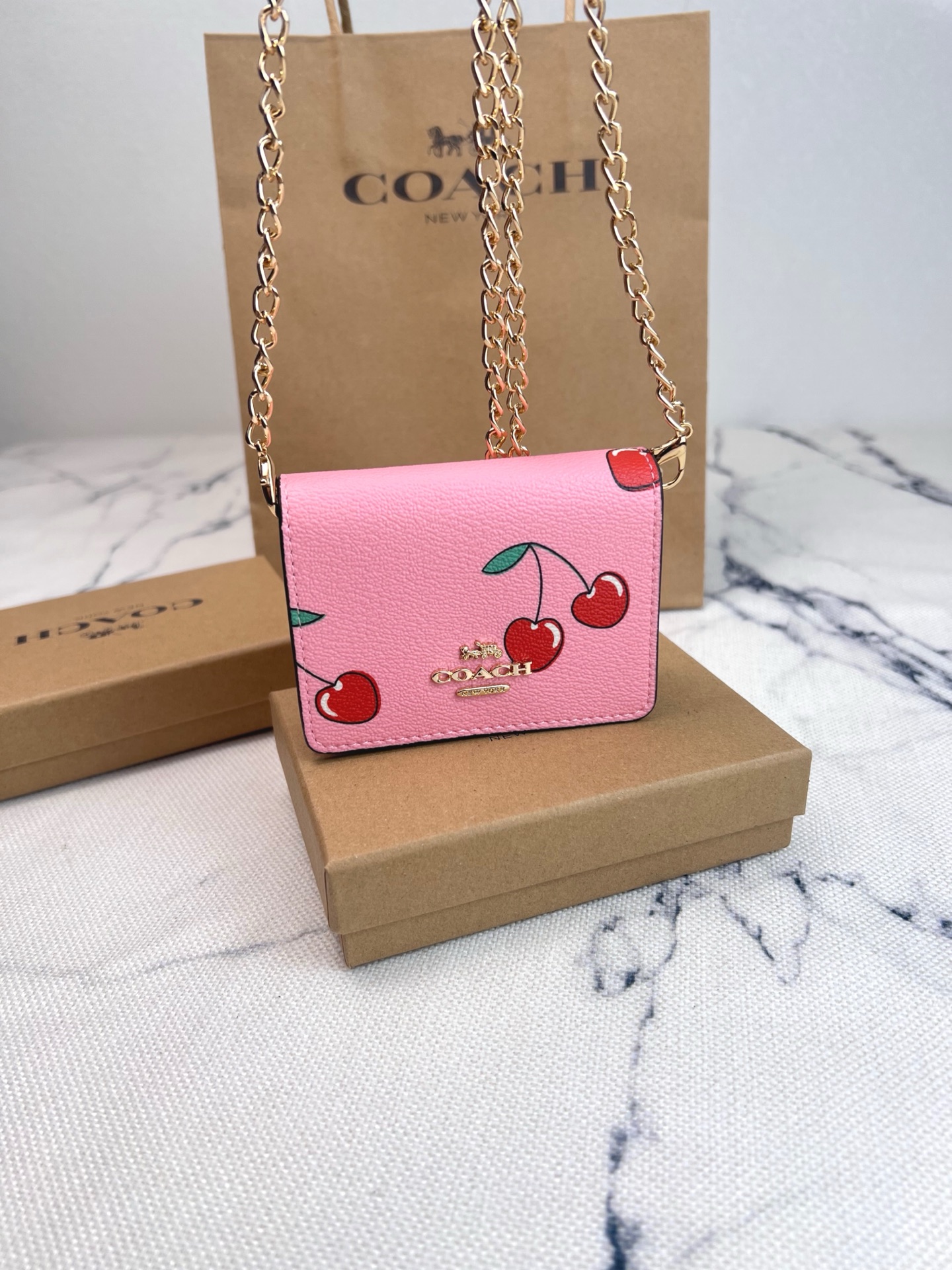 Coach ～COACH蔻驰 CF408心形小樱桃 按扣开合折叠每一款都正中老阿姨的少女心 不会夸张的包包