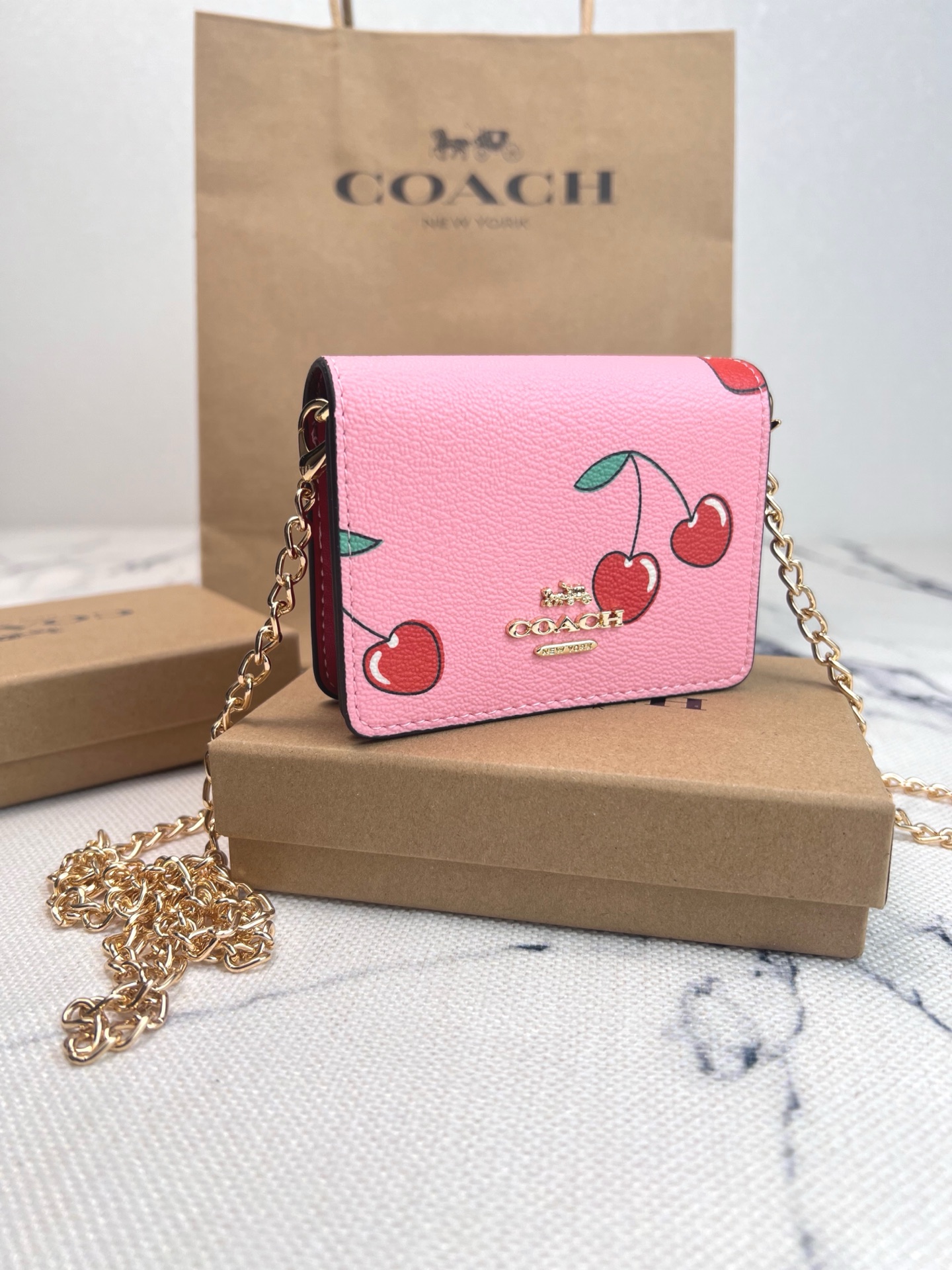 Coach ～COACH蔻驰 CF408心形小樱桃 按扣开合折叠每一款都正中老阿姨的少女心 不会夸张的包包