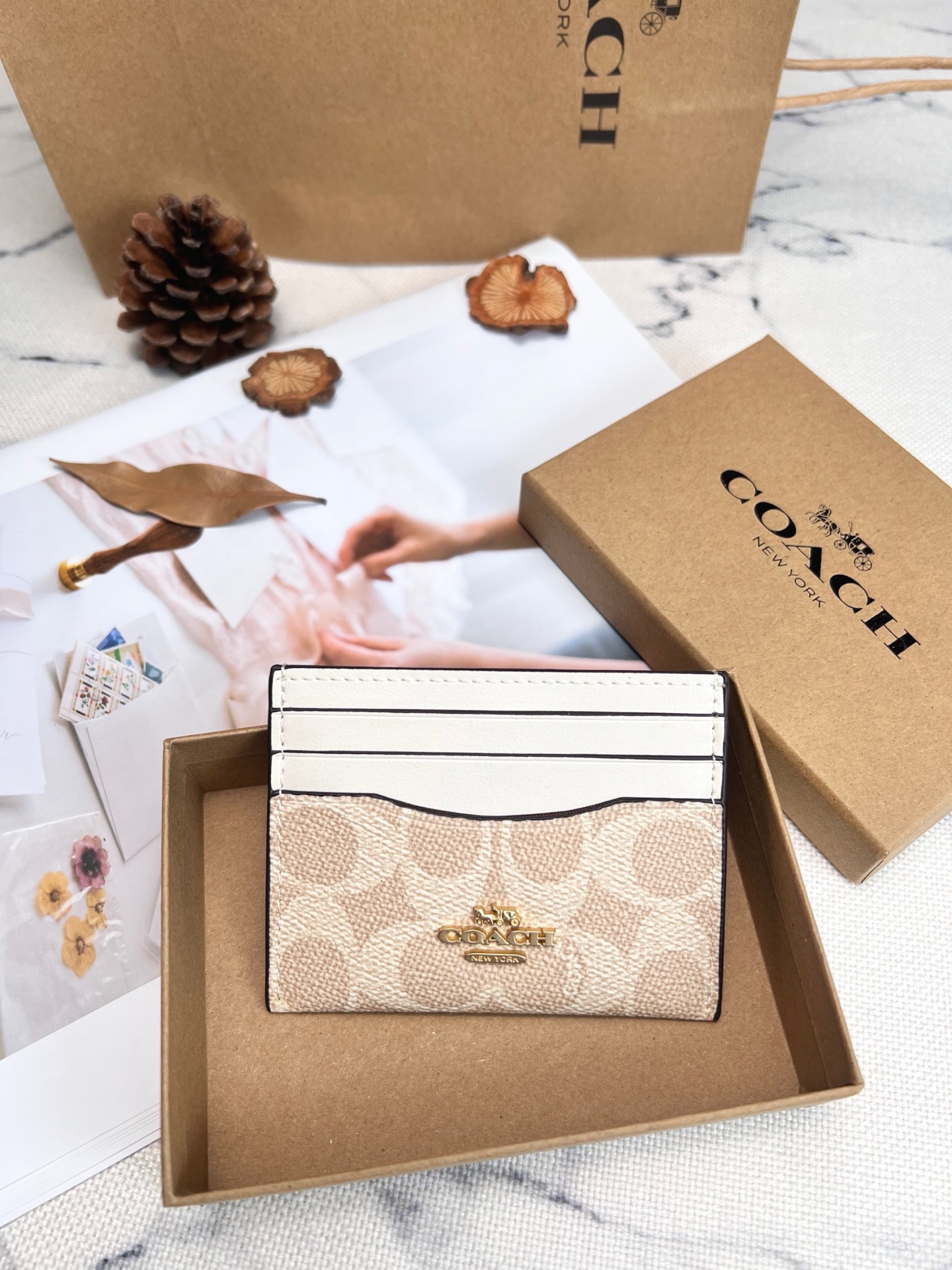 Coach ～COACH蔻驰CZ286小卡包 老花奶茶色配白双面薄款卡包卡夹证件包 随身携带超方便可爱