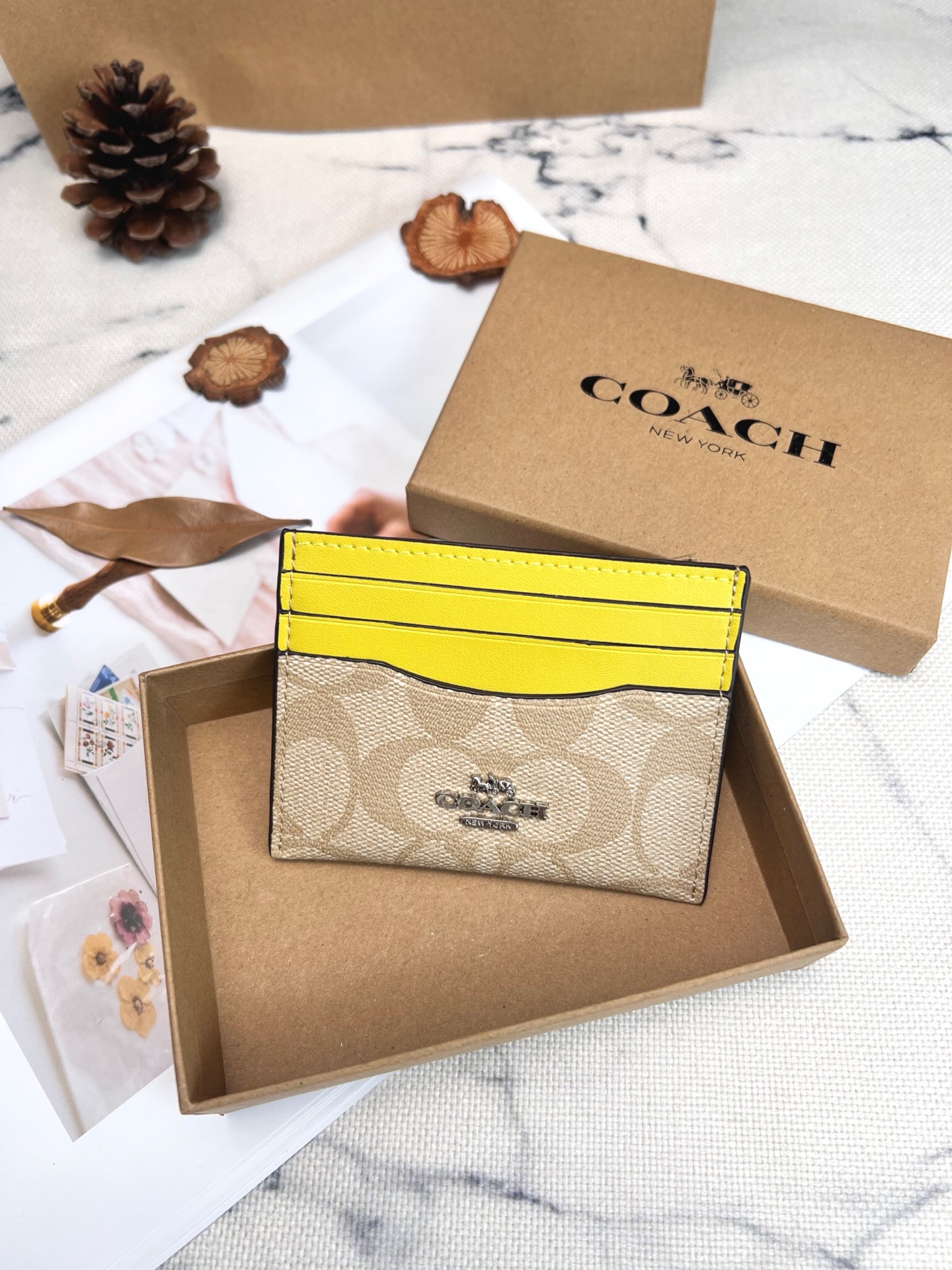 Coach ～COACH蔻驰CH415小卡包 老花浅卡其配柠檬 双面薄款卡包卡夹证件包 随身携带超方便可爱