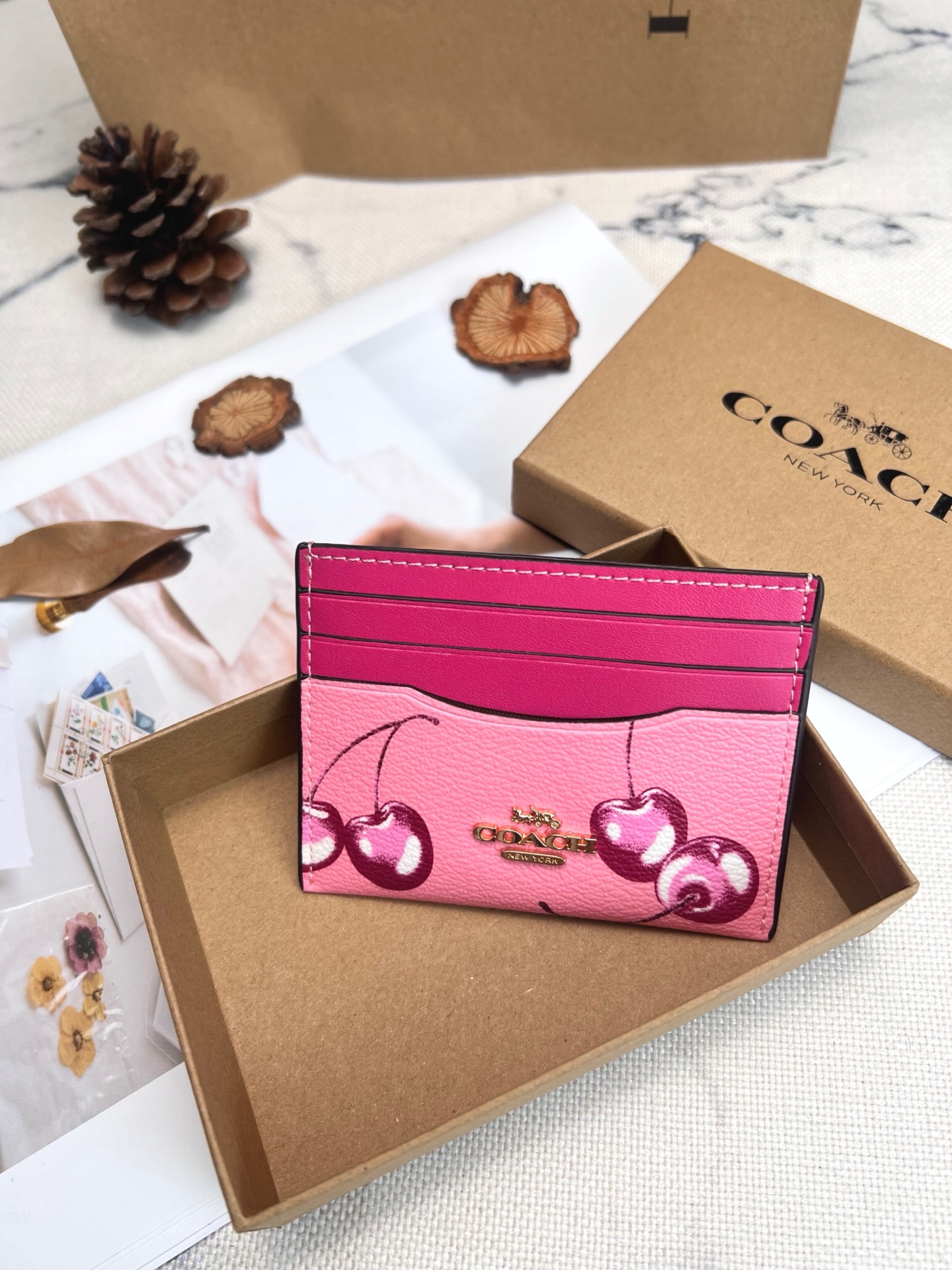 Coach ～COACH蔻驰CR840小卡包 樱桃 随身携带超方便可爱 做工很好 走线密集
