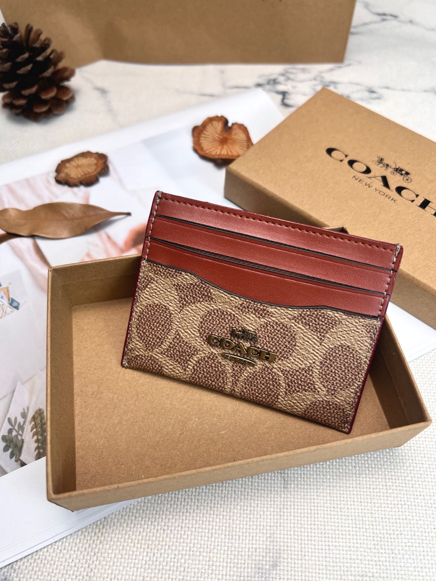 Coach ～COACHF31541小卡包蔻驰卡其配棕色5⃣ 个卡位 中间位置可放少量纸币 夏天背小包 在包包里放银行卡 方便携带