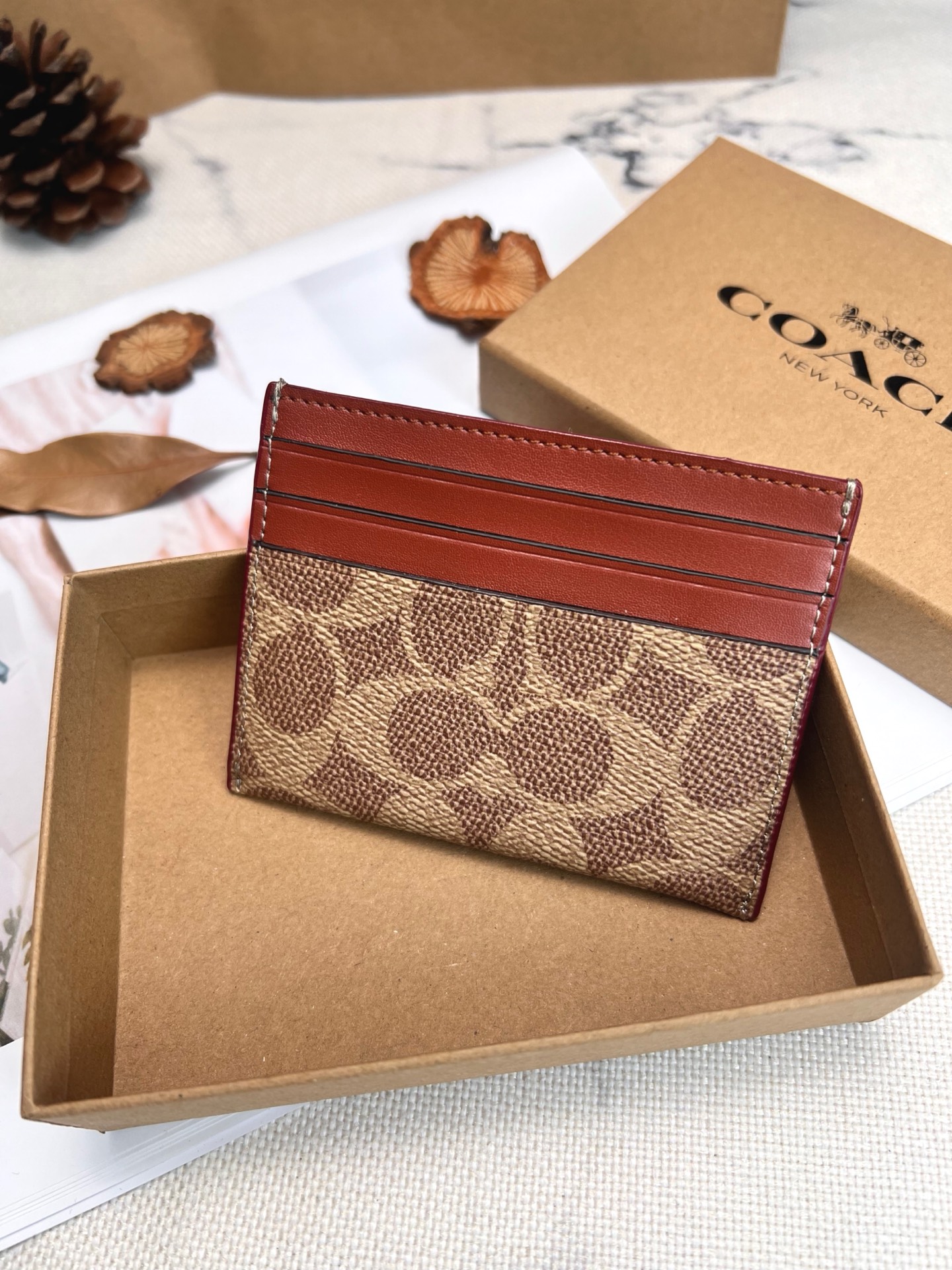 Coach ～COACHF31541小卡包蔻驰卡其配棕色5⃣ 个卡位 中间位置可放少量纸币 夏天背小包 在包包里放银行卡 方便携带