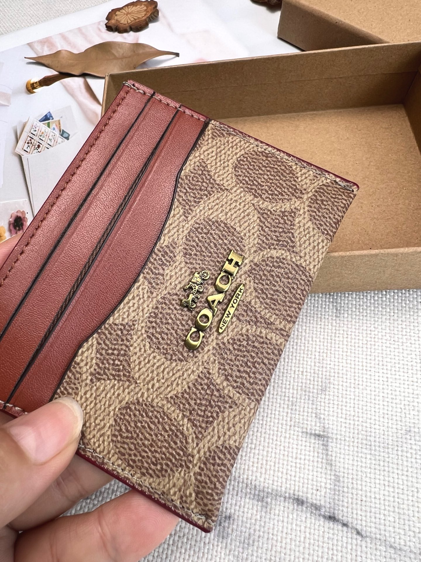 Coach ～COACHF31541小卡包蔻驰卡其配棕色5⃣ 个卡位 中间位置可放少量纸币 夏天背小包 在包包里放银行卡 方便携带