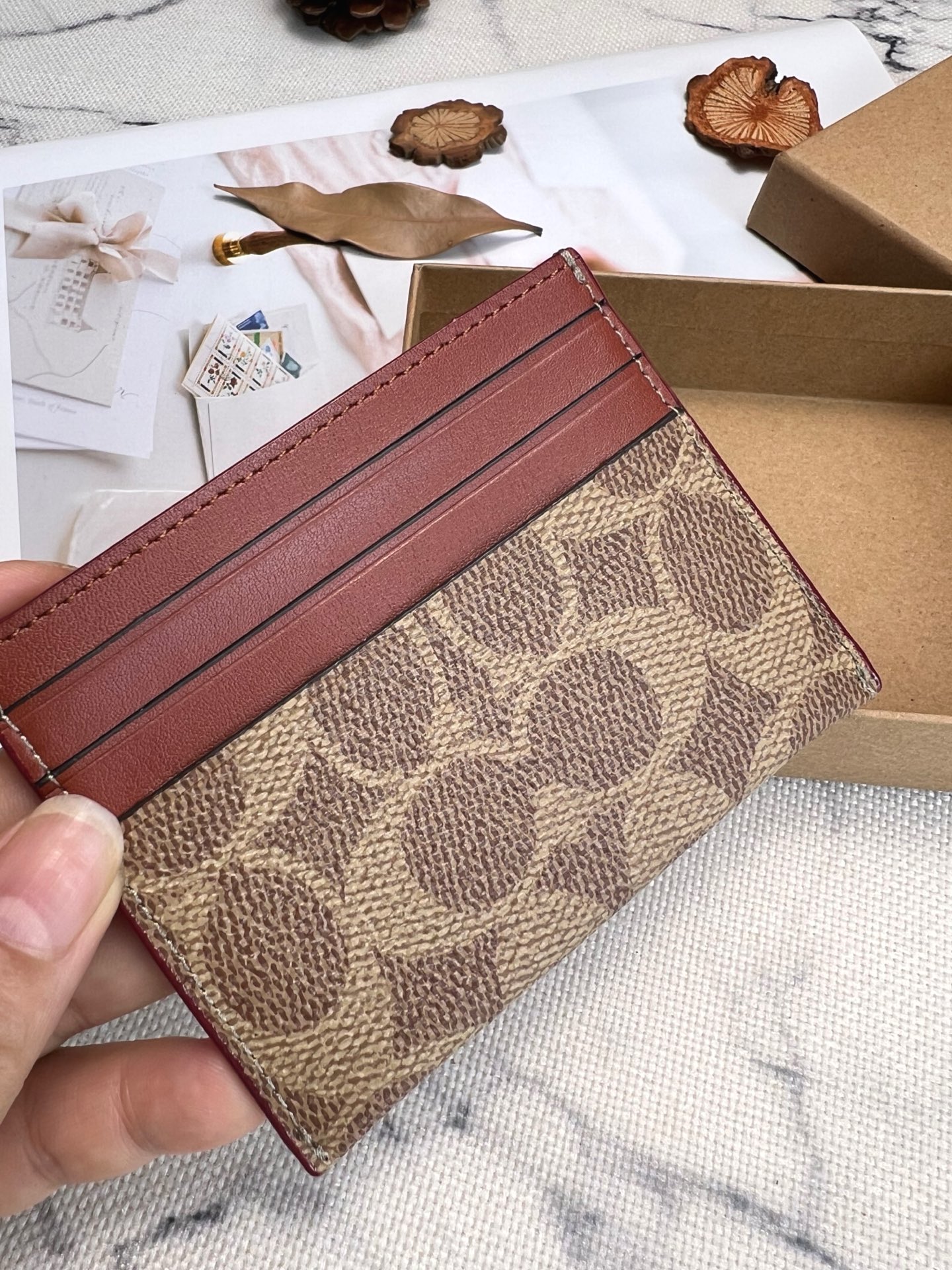 Coach ～COACHF31541小卡包蔻驰卡其配棕色5⃣ 个卡位 中间位置可放少量纸币 夏天背小包 在包包里放银行卡 方便携带