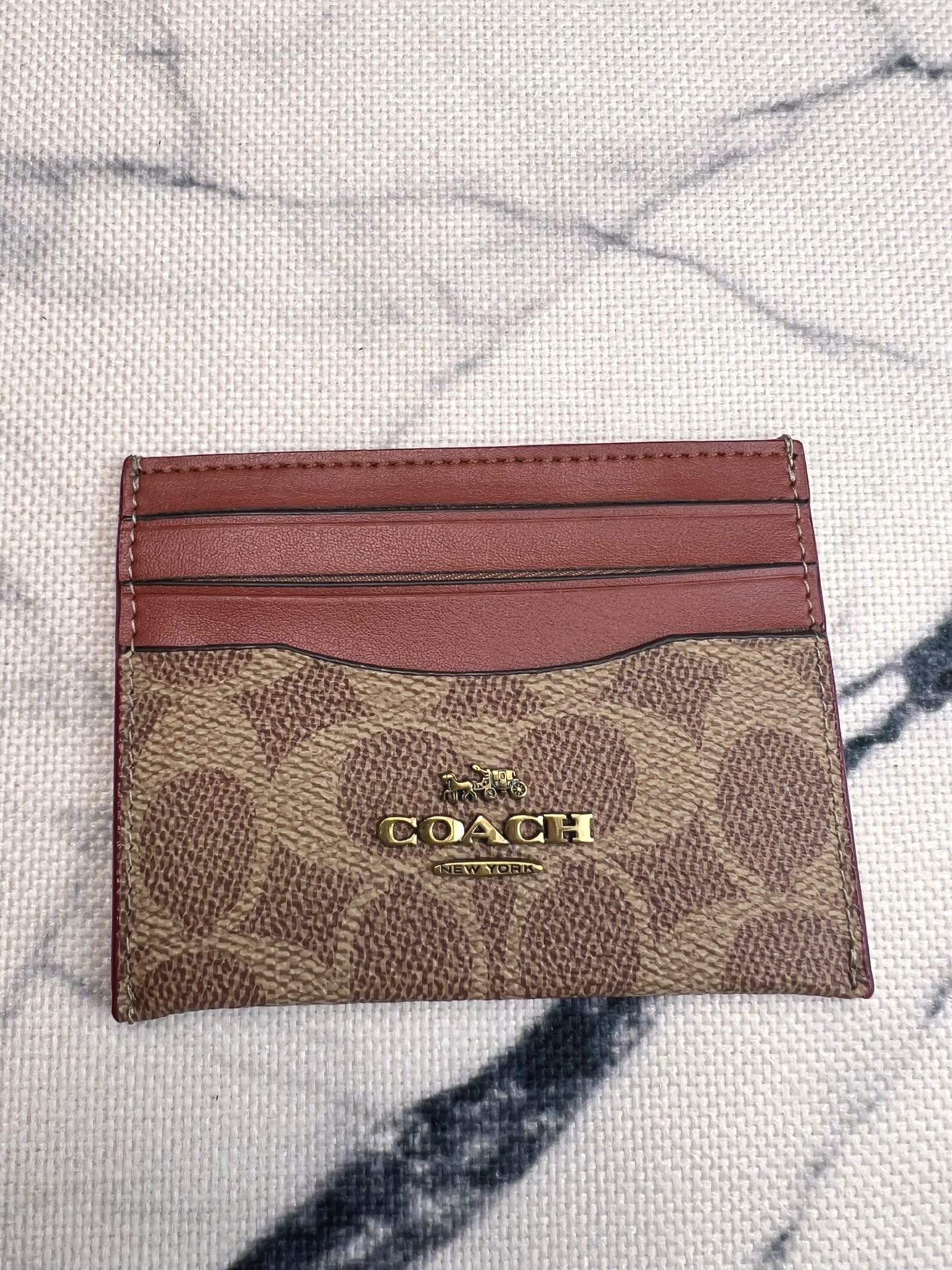 Coach ～COACHF31541小卡包蔻驰卡其配棕色5⃣ 个卡位 中间位置可放少量纸币 夏天背小包 在包包里放银行卡 方便携带