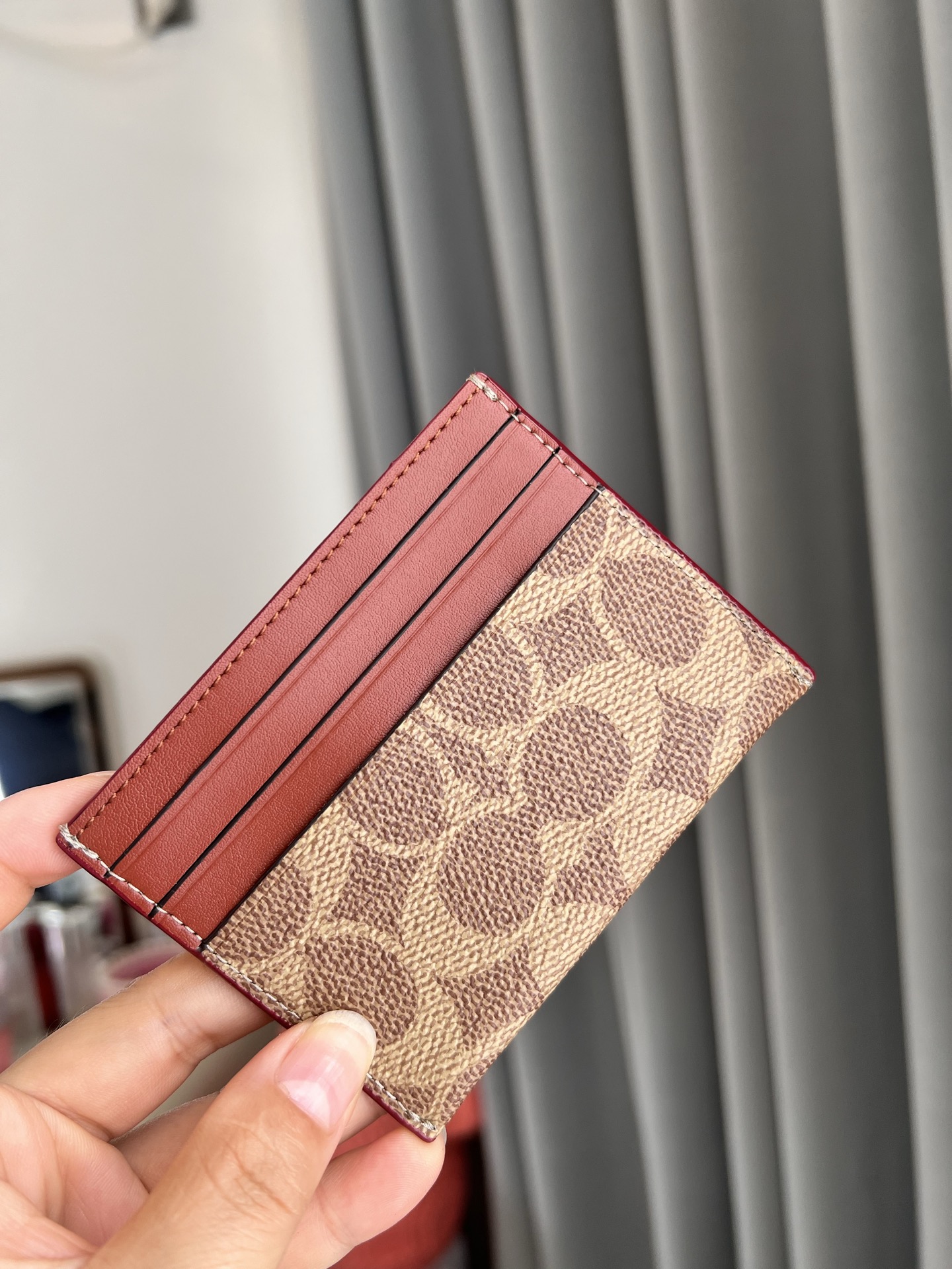 Coach ～COACHF31541小卡包蔻驰卡其配棕色5⃣ 个卡位 中间位置可放少量纸币 夏天背小包 在包包里放银行卡 方便携带