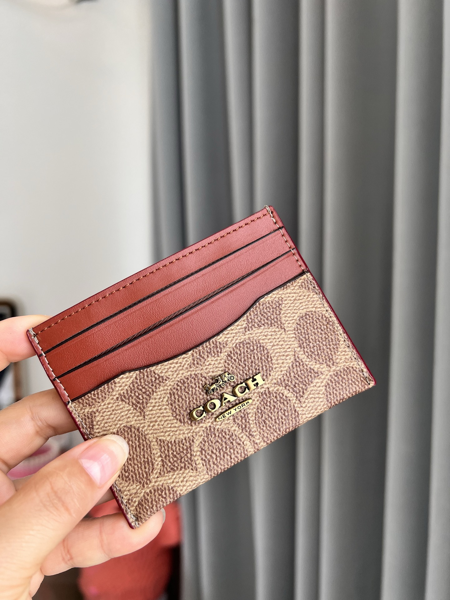 Coach ～COACHF31541小卡包蔻驰卡其配棕色5⃣ 个卡位 中间位置可放少量纸币 夏天背小包 在包包里放银行卡 方便携带