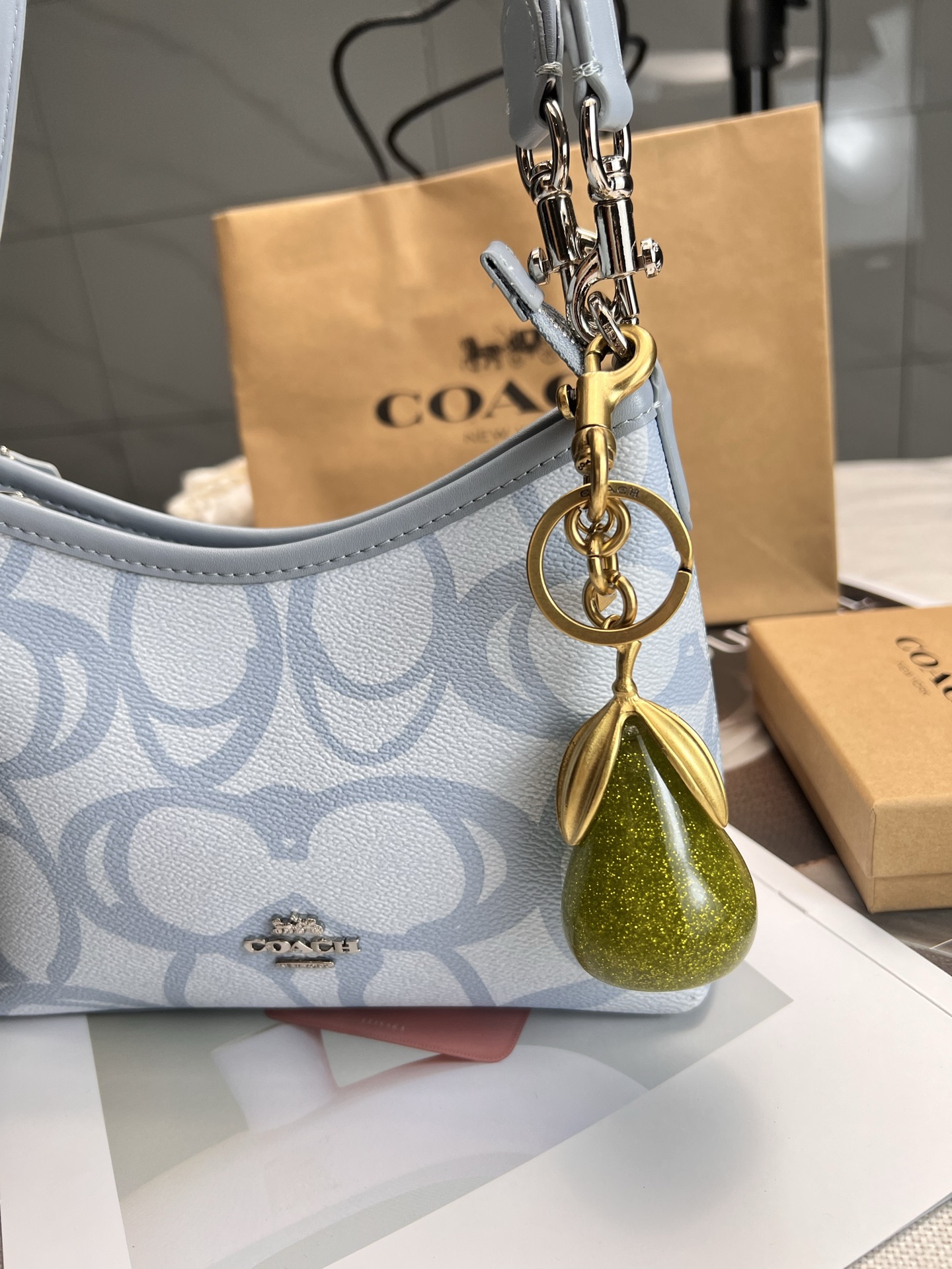 Coach ～COACH蔻驰 最新设计水晶雪梨钥匙扣挂件