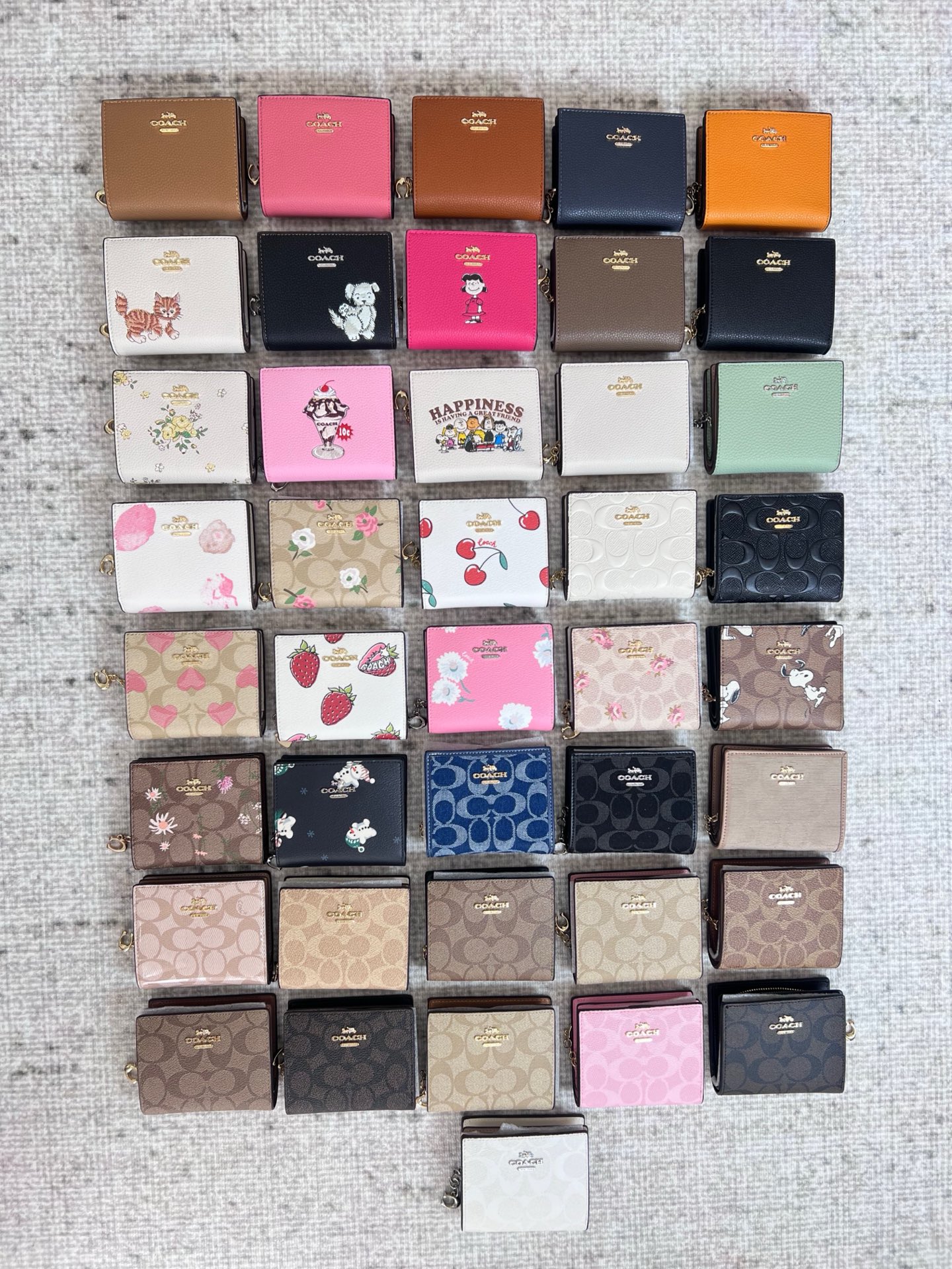 Coach ～蔻驰CQ145女士短款拉链小钱包 甜甜的爱情是Coach给的 小爱心设计好甜好可爱啊 浅浅的粉色～ 不夸张～ 招人爱 链条 还带小c标点缀 卡位大钞阁拉链零钱包袋齐全 能装下五六张卡左右